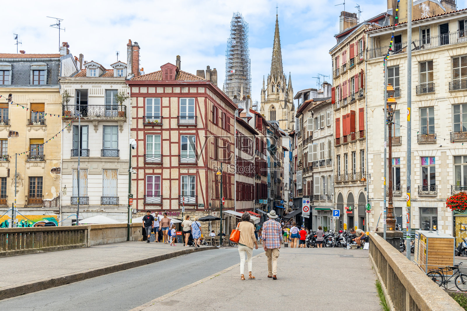 游客在法国巴约讷市中心的马伦戈桥上漫步,欣赏大教堂的美景照片摄影图片