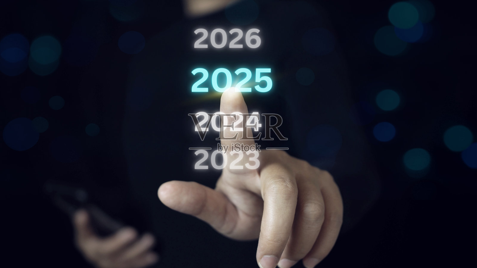 新年开始的概念。商人触碰数字2025以迎接新年，祝圣诞快乐，新年快乐。商人触碰状态栏以更改为2025。照片摄影图片