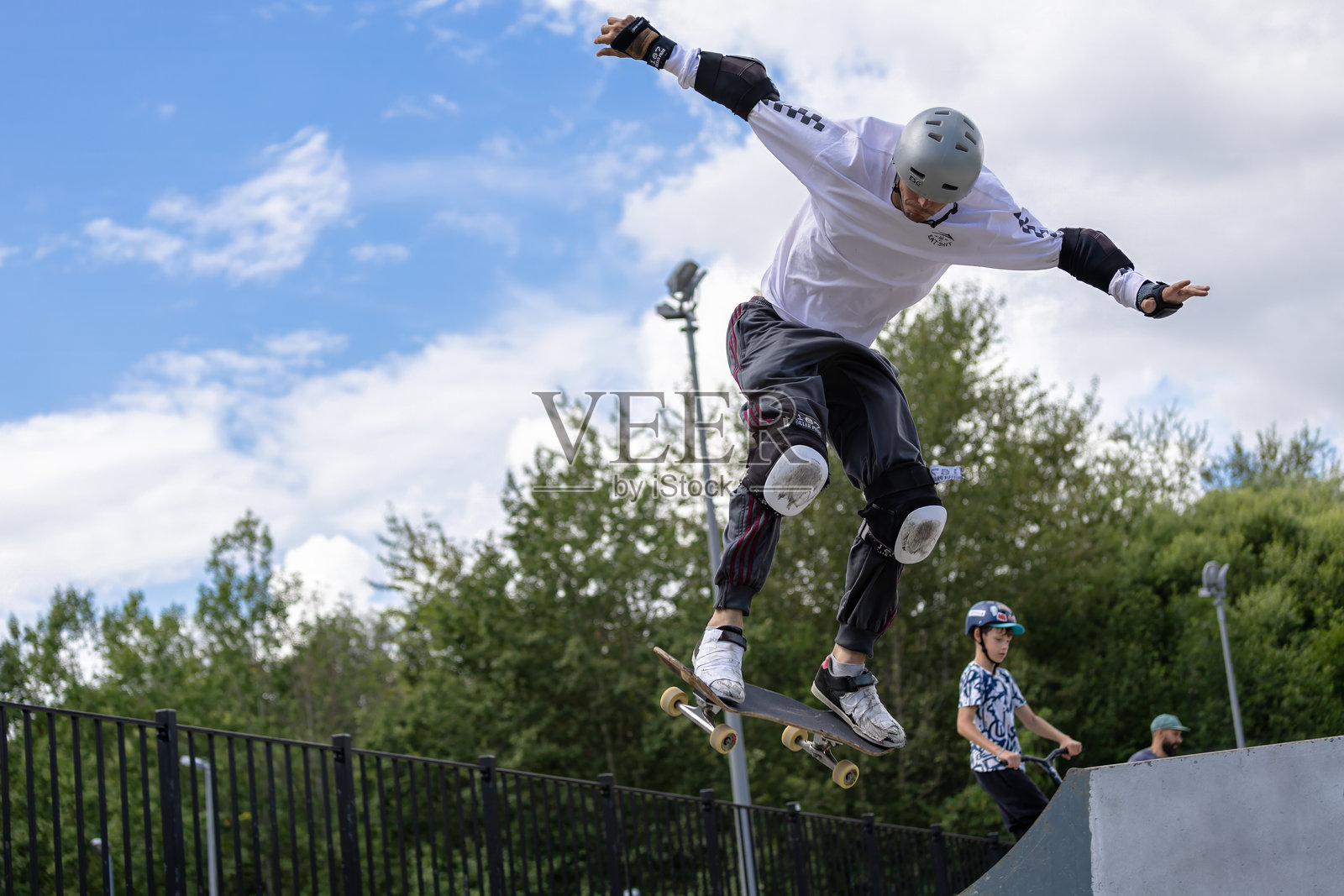 一名男滑板运动员在滑板公园表演Air照片摄影图片