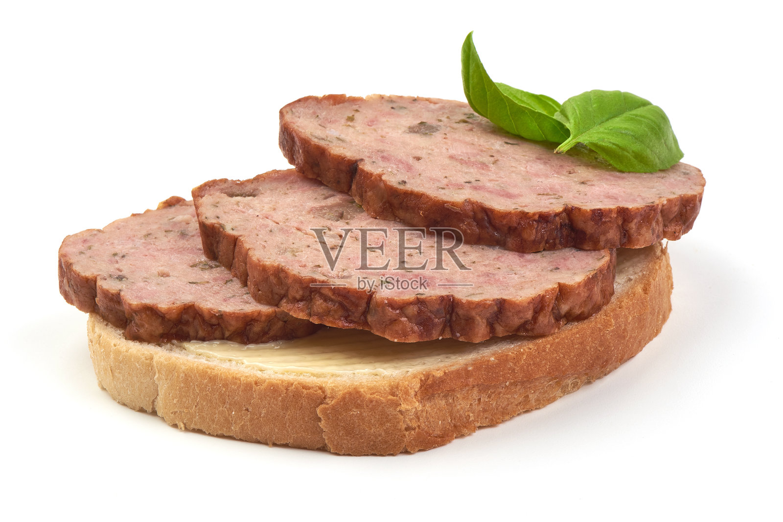 传统烤肉饼切片三明治，配有罗勒叶，背景为白色。照片摄影图片