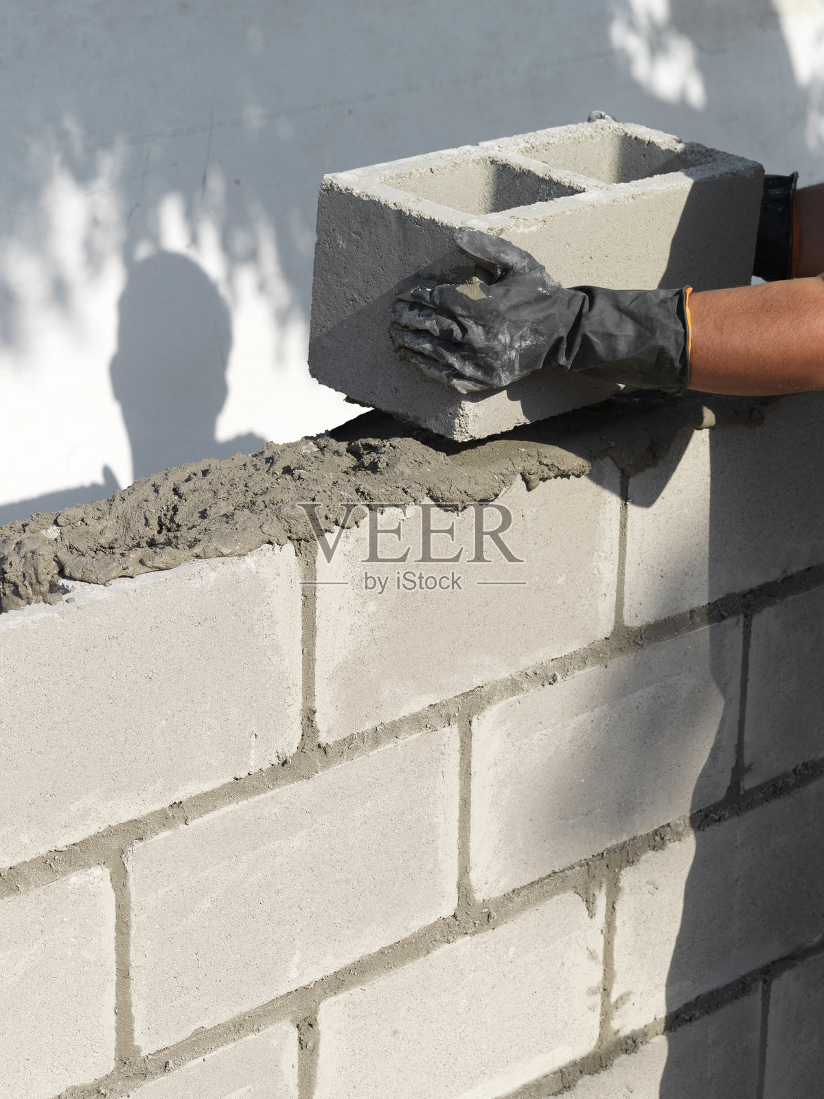 男人的手握着混凝土块照片摄影图片