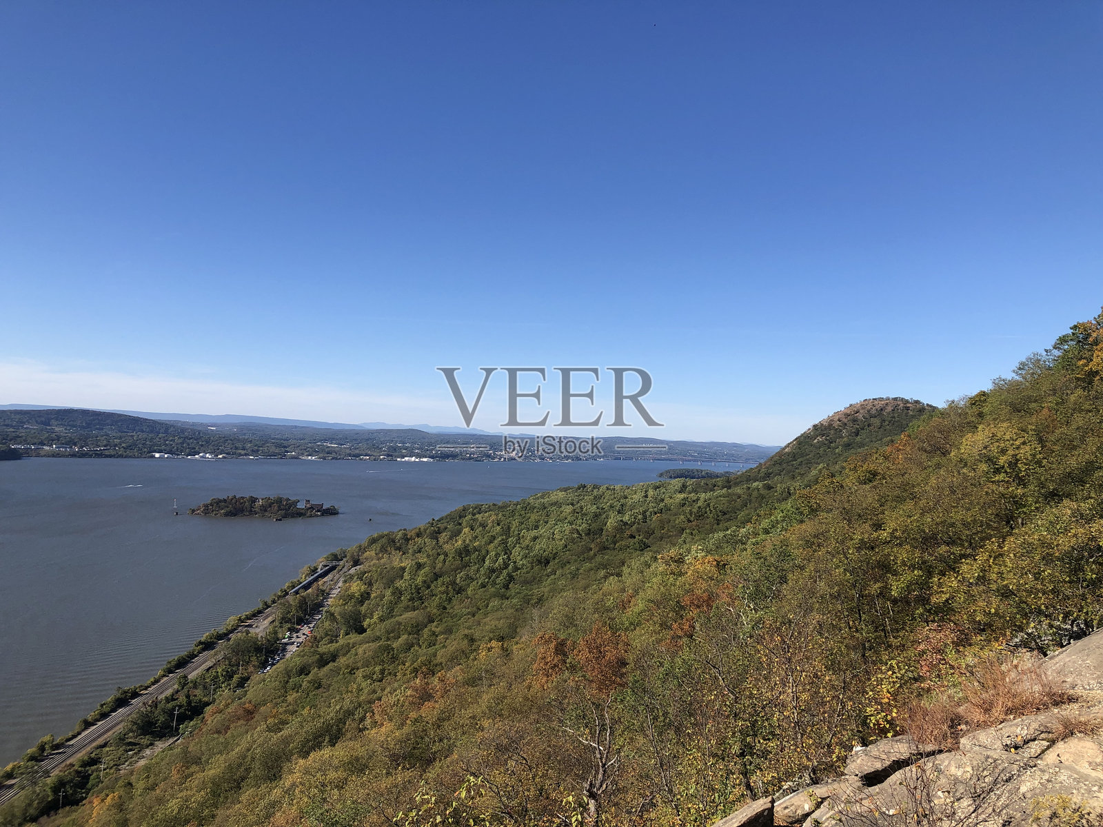 十月第一周在纽约州哈德逊高地州立公园保护区的Breakneck Ridge观赏秋叶。照片摄影图片