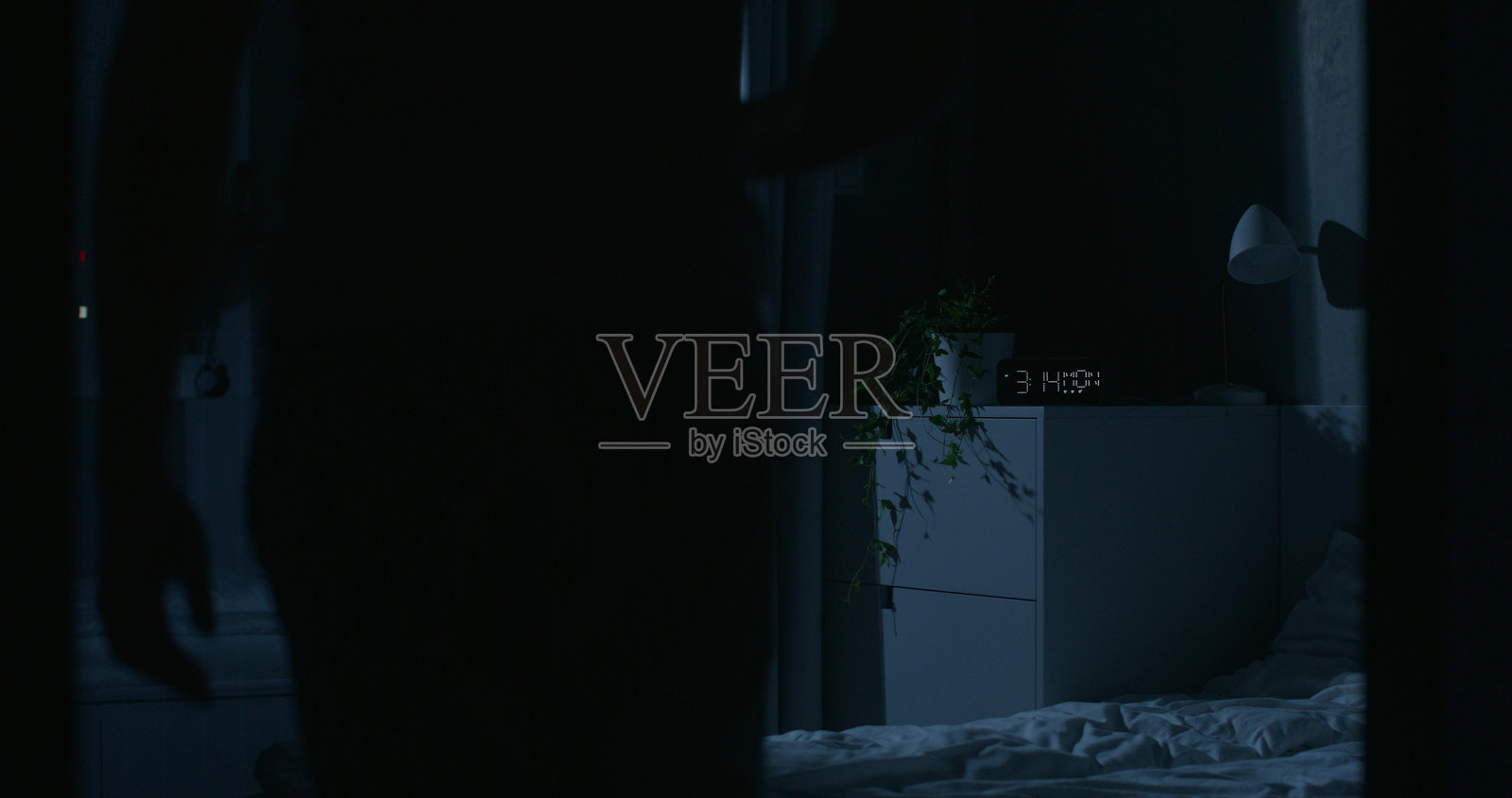 一个男人在夜晚使用手机照片摄影图片