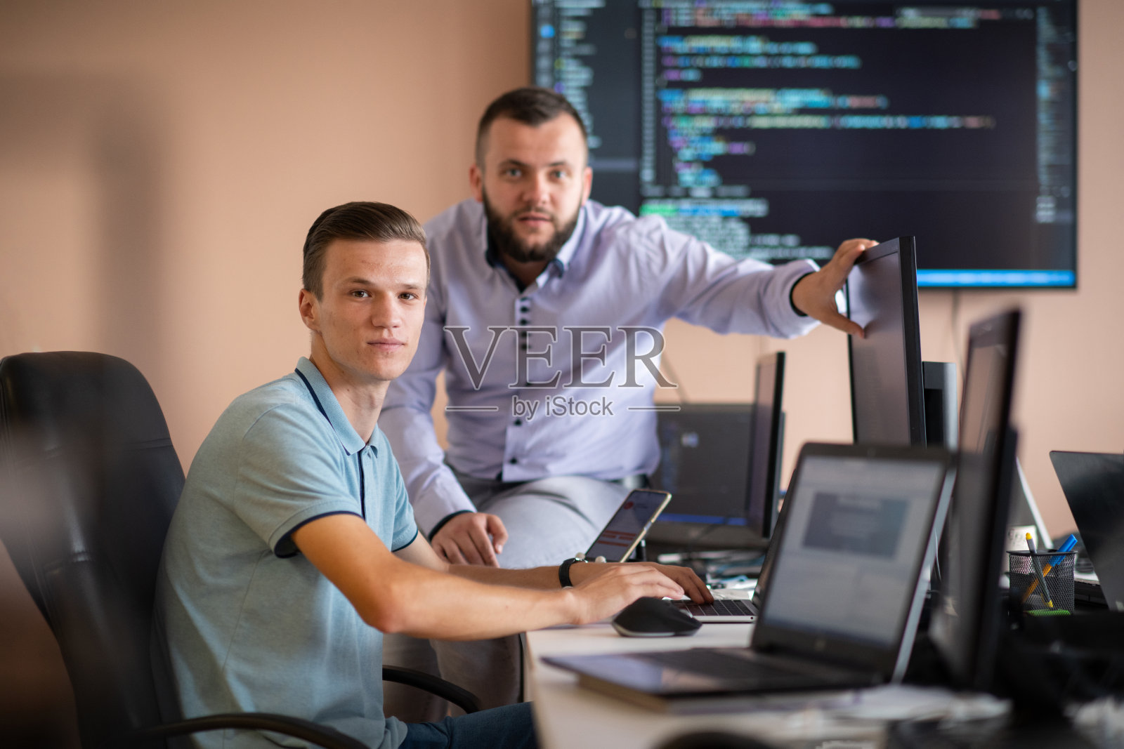 程序员们专注于深入合作，努力共同解决复杂问题照片摄影图片