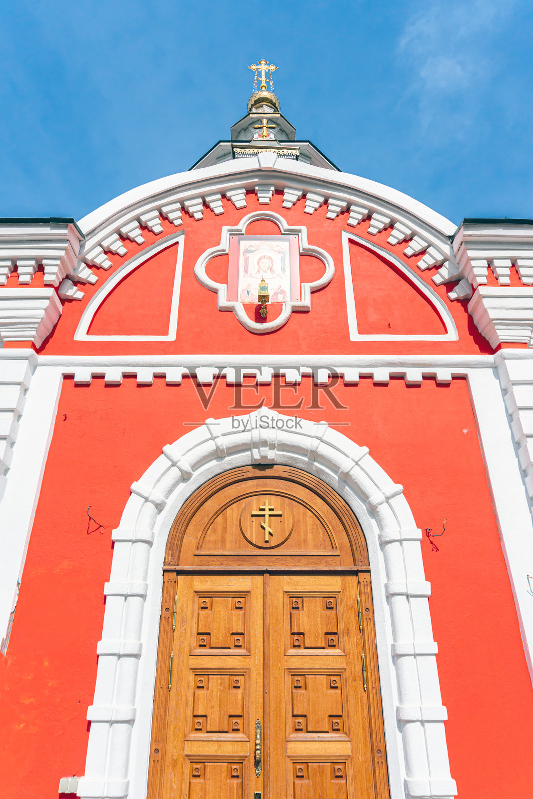 东正教教堂的大型木质拱形入口门照片摄影图片