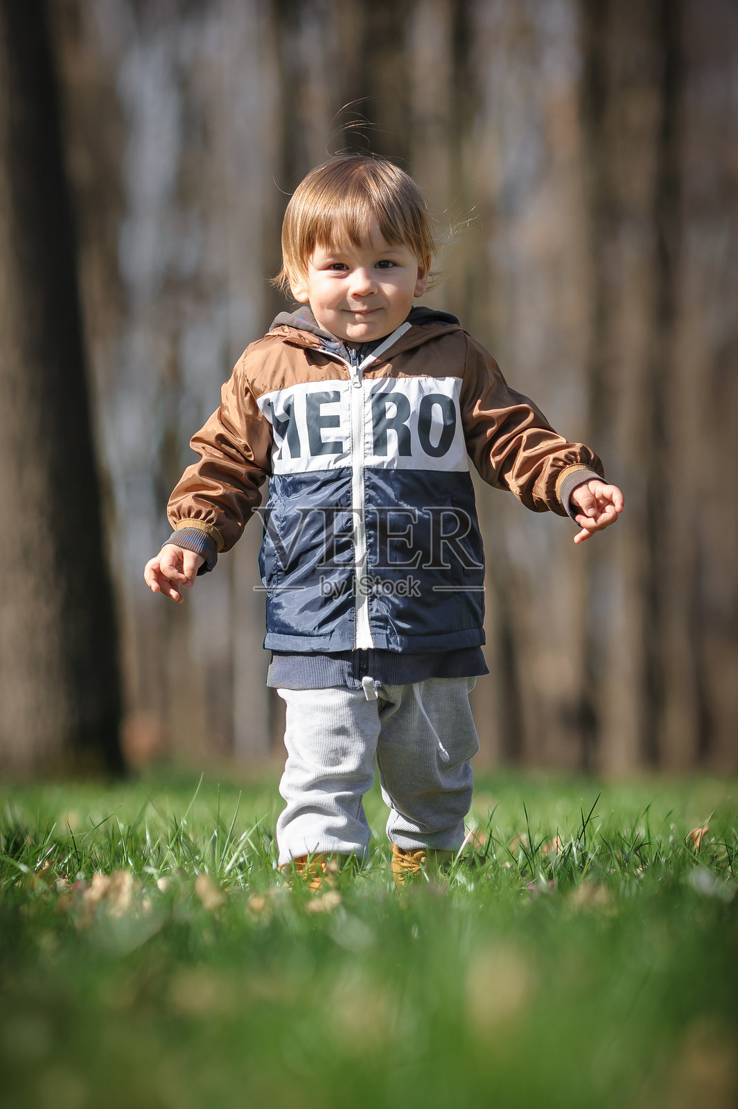 一个快乐的幼儿在一个宁静的公园里探索翠绿的草地照片摄影图片