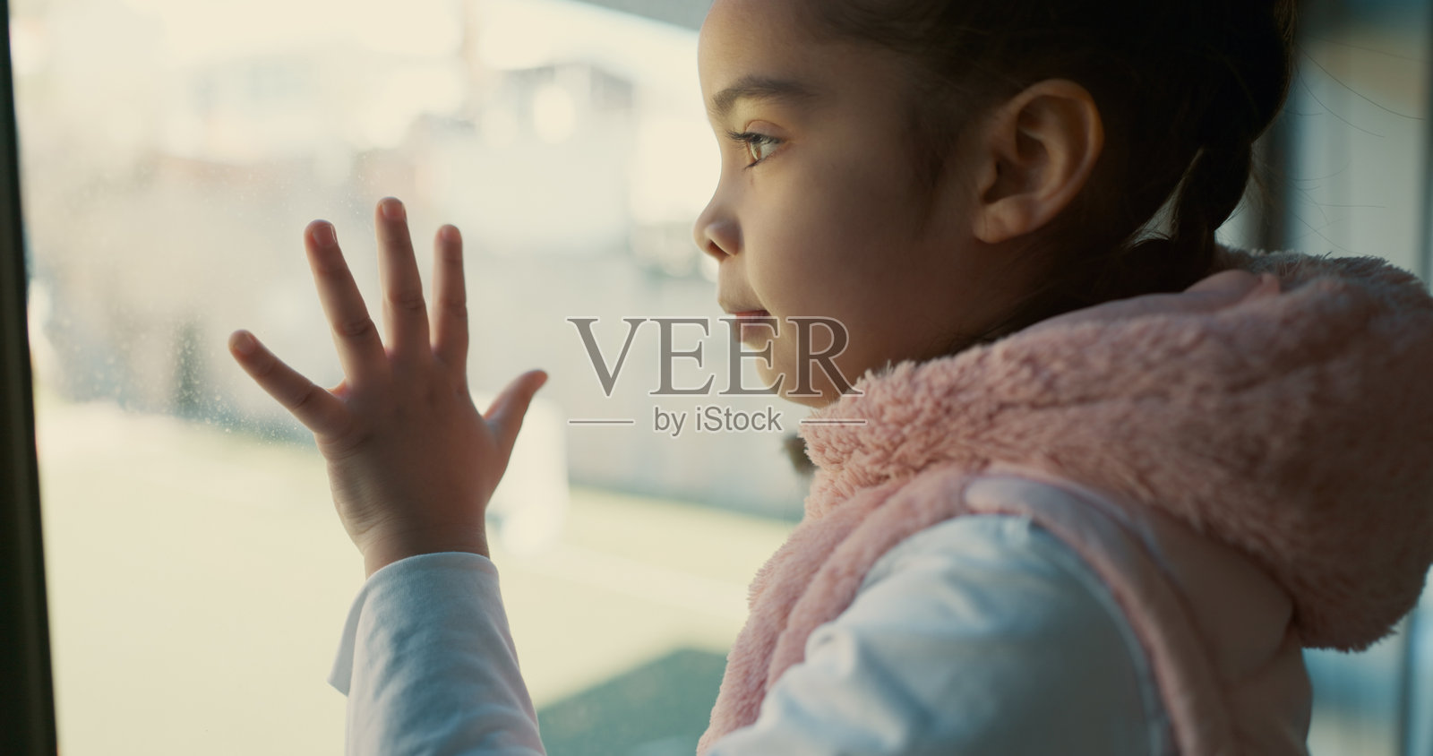 怀旧的女孩在教室里思考，关注儿童心理健康照片摄影图片