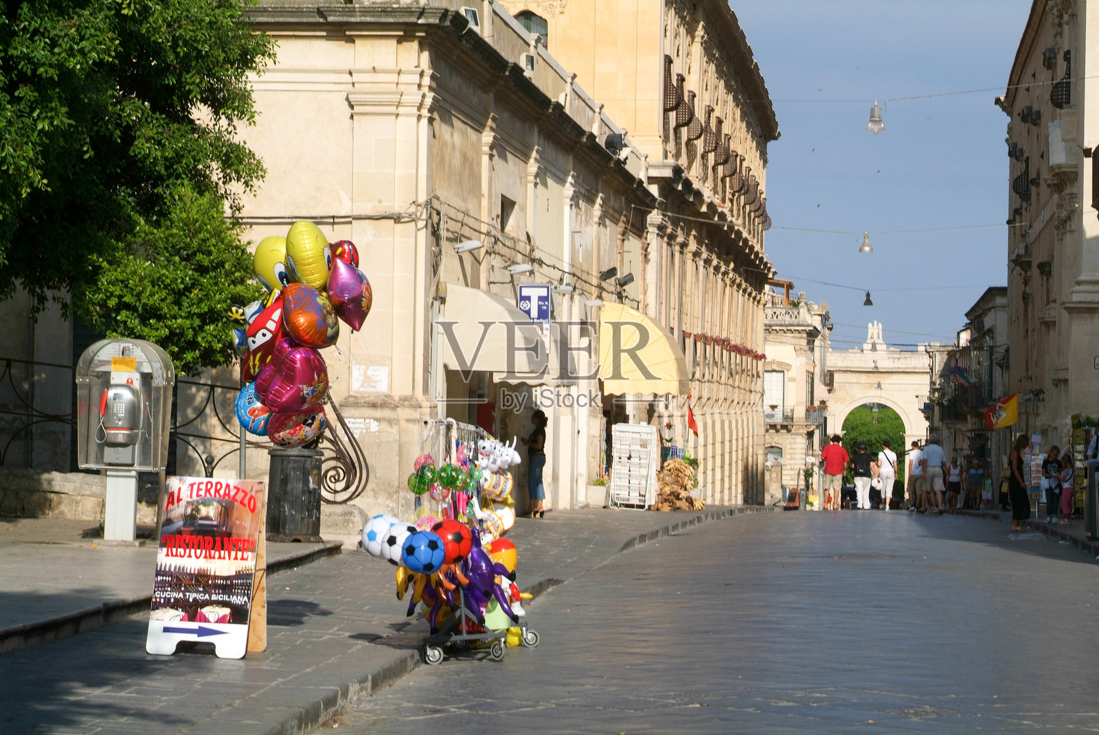 人们在能登的小巷中散步照片摄影图片
