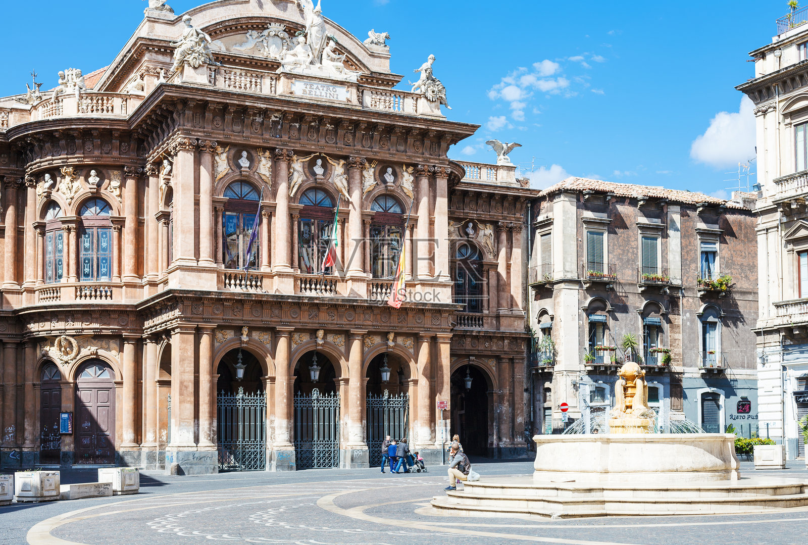 卡塔尼亚广场上的贝利尼大剧院照片摄影图片