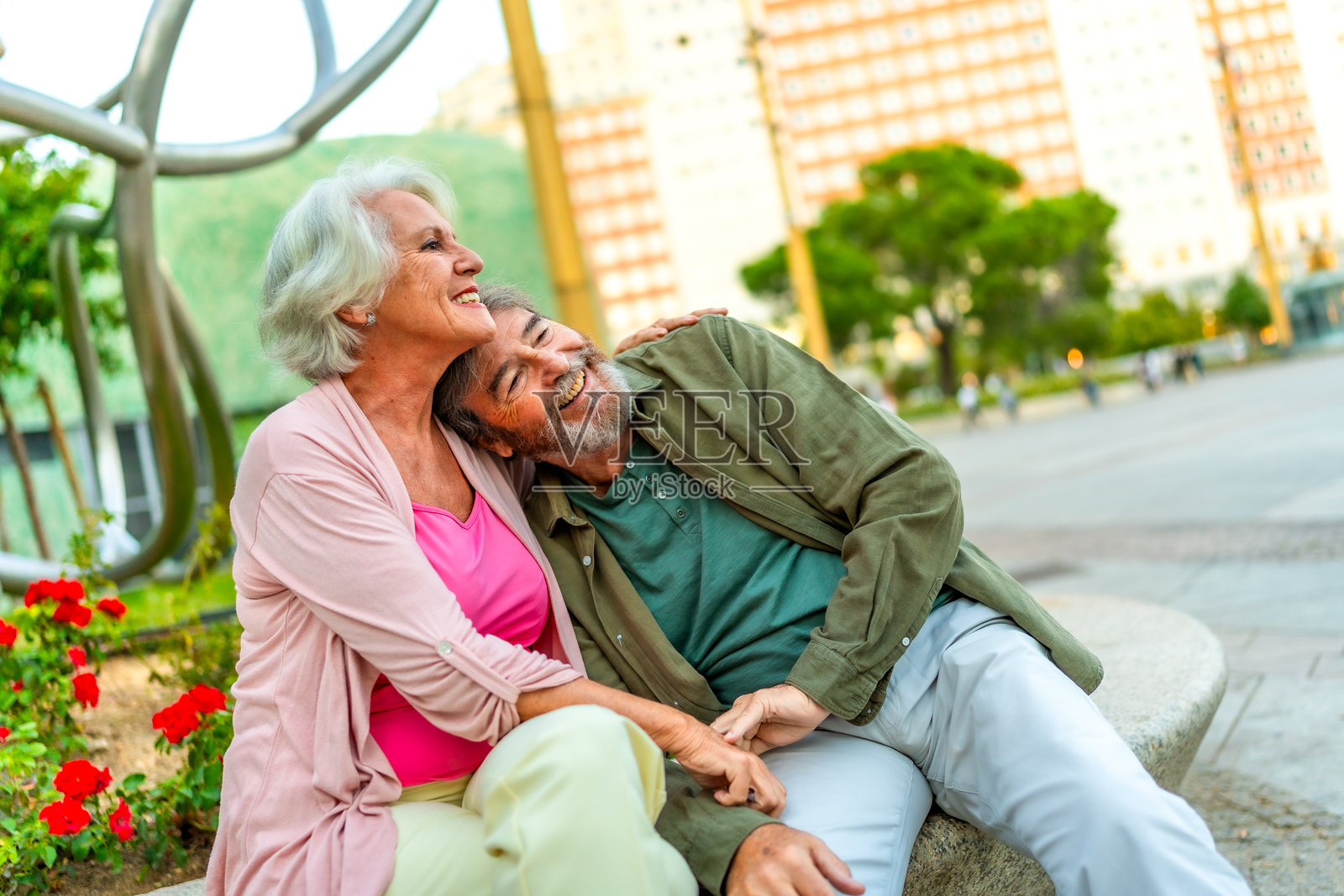 成熟夫妇坐在城市长椅上照片摄影图片