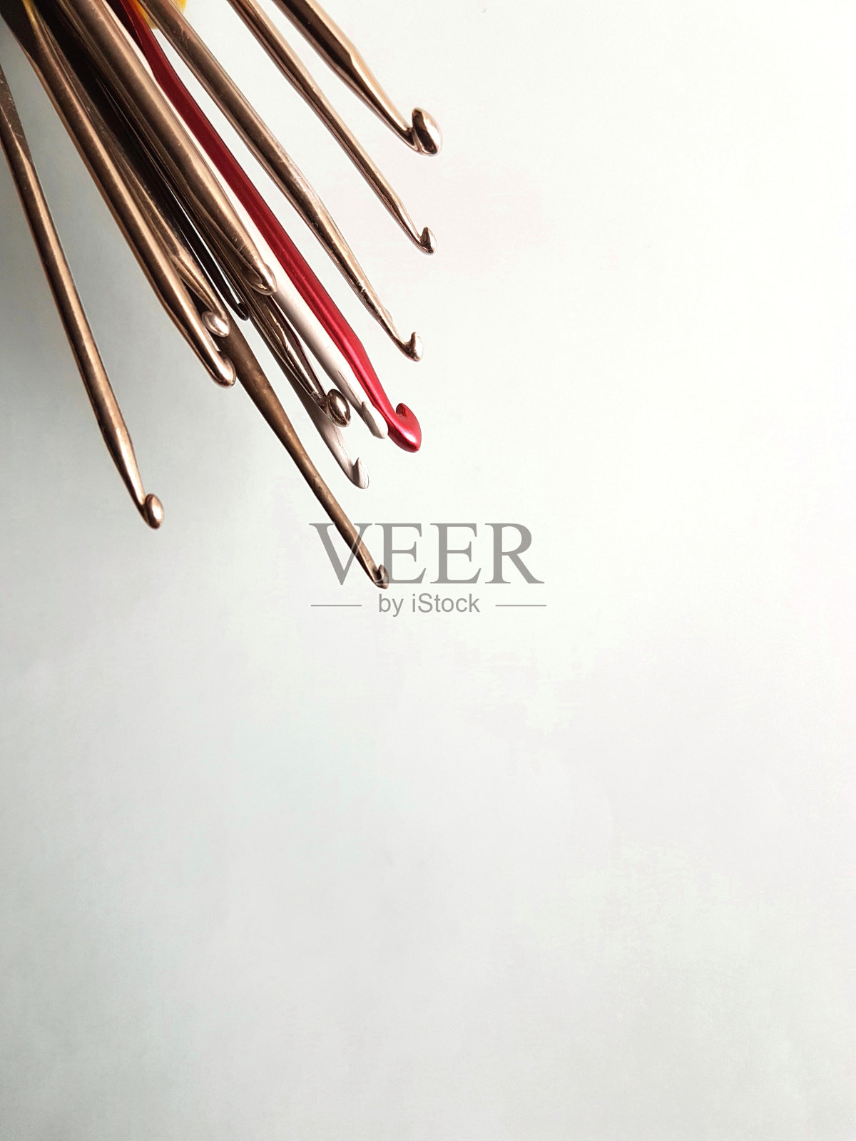 白色背景上的针织针特写照片摄影图片