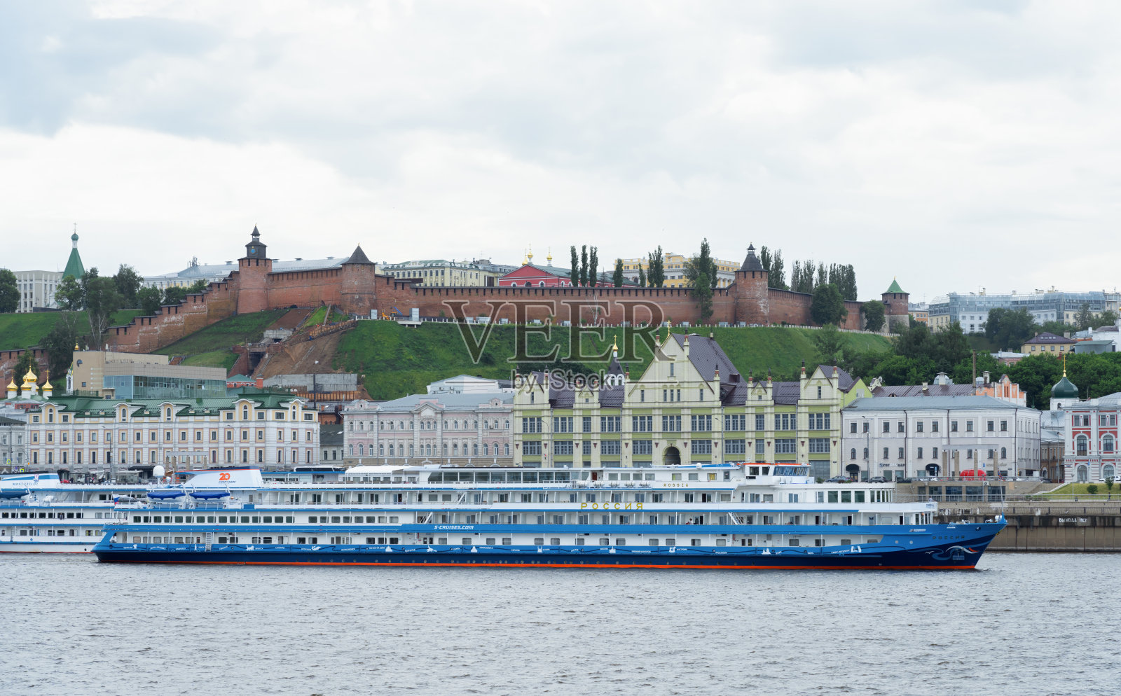 俄罗斯下诺夫哥罗德,2024年6月17日,恶劣天气下的河港和停靠的客轮景观照片摄影图片