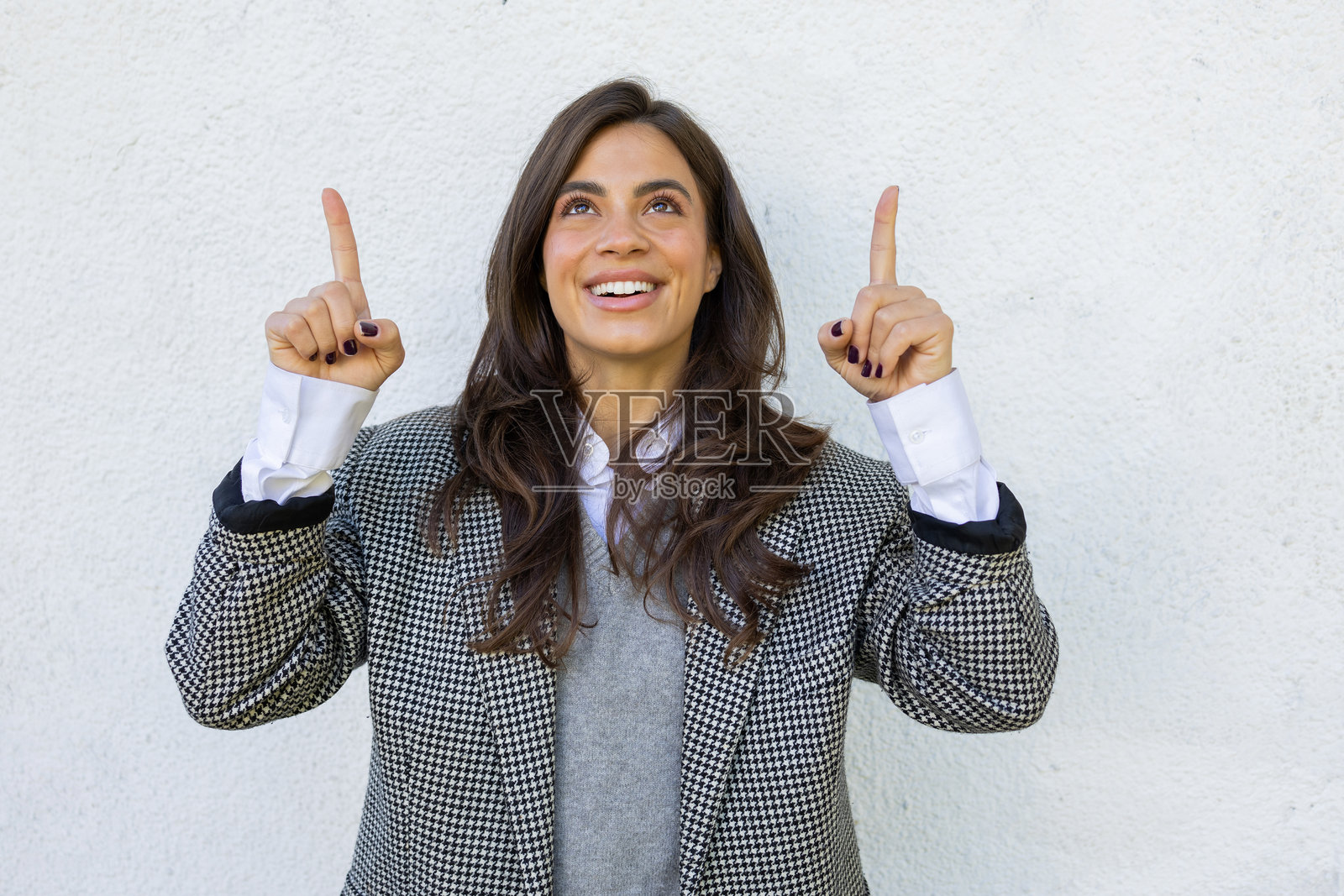 微笑的拉丁裔女商人指向一个想法照片摄影图片