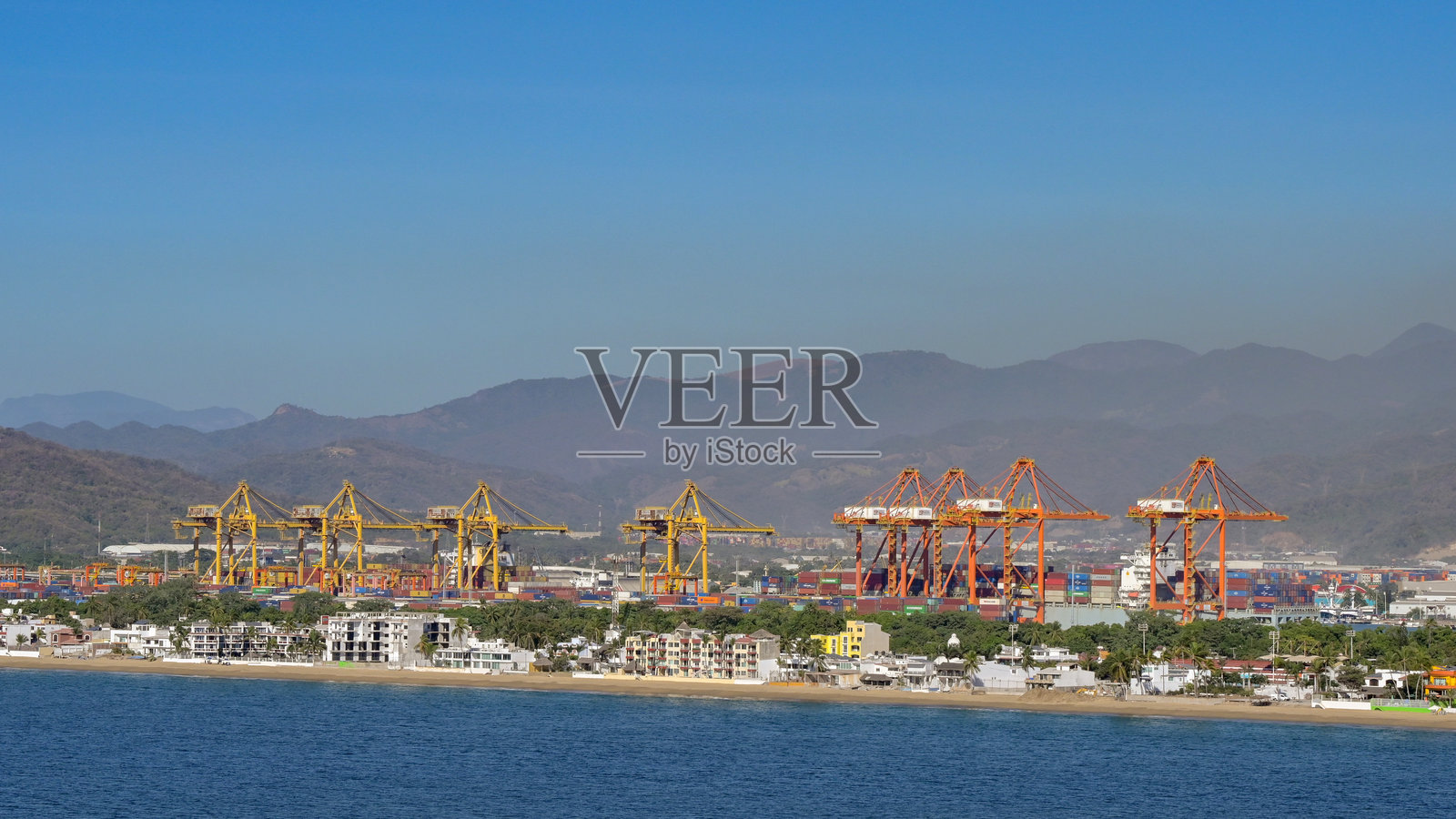 墨西哥曼萨尼约的集装箱港口照片摄影图片