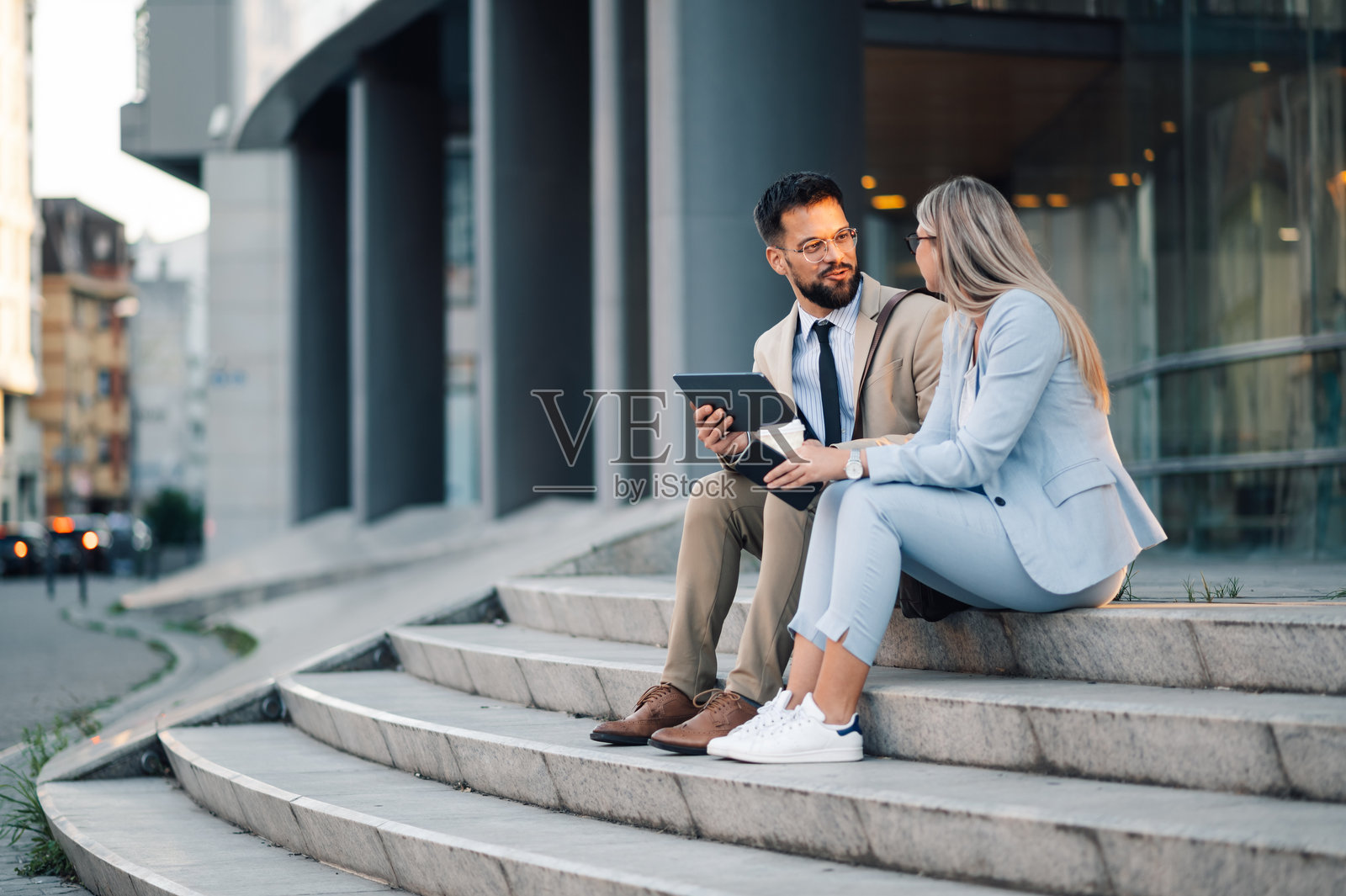 商务人士在楼梯上使用平板电脑开会照片摄影图片
