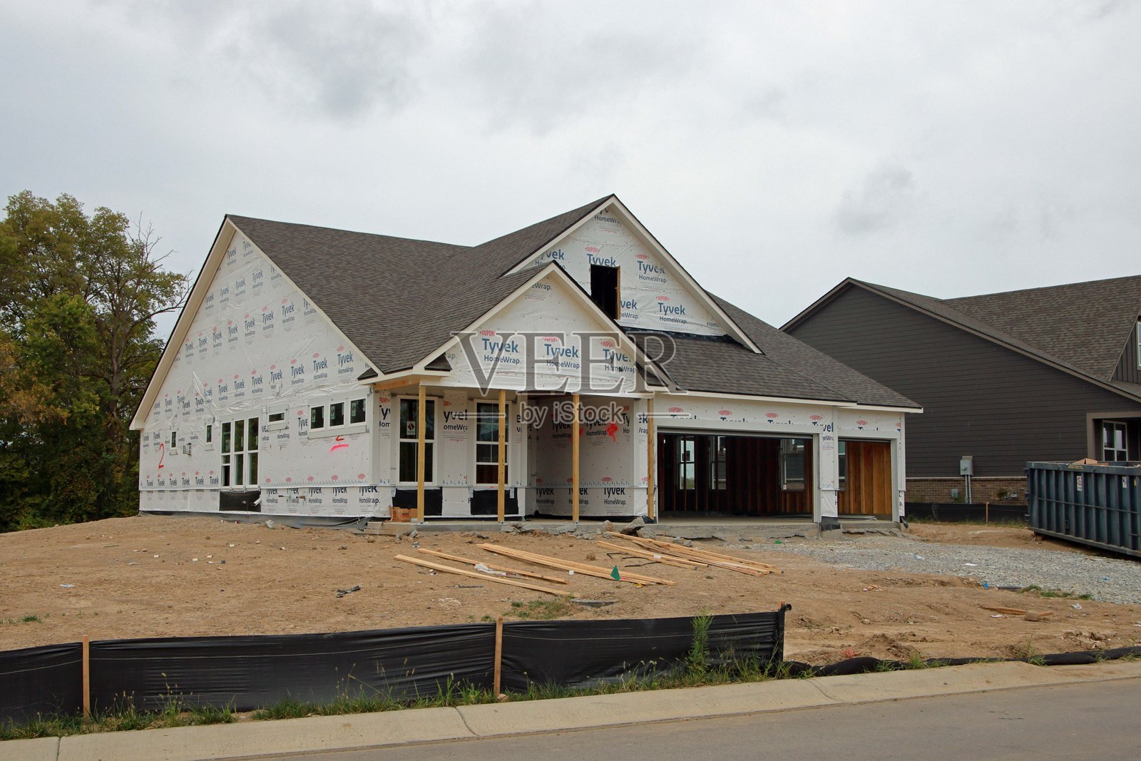 建筑工地上的在建房屋照片摄影图片