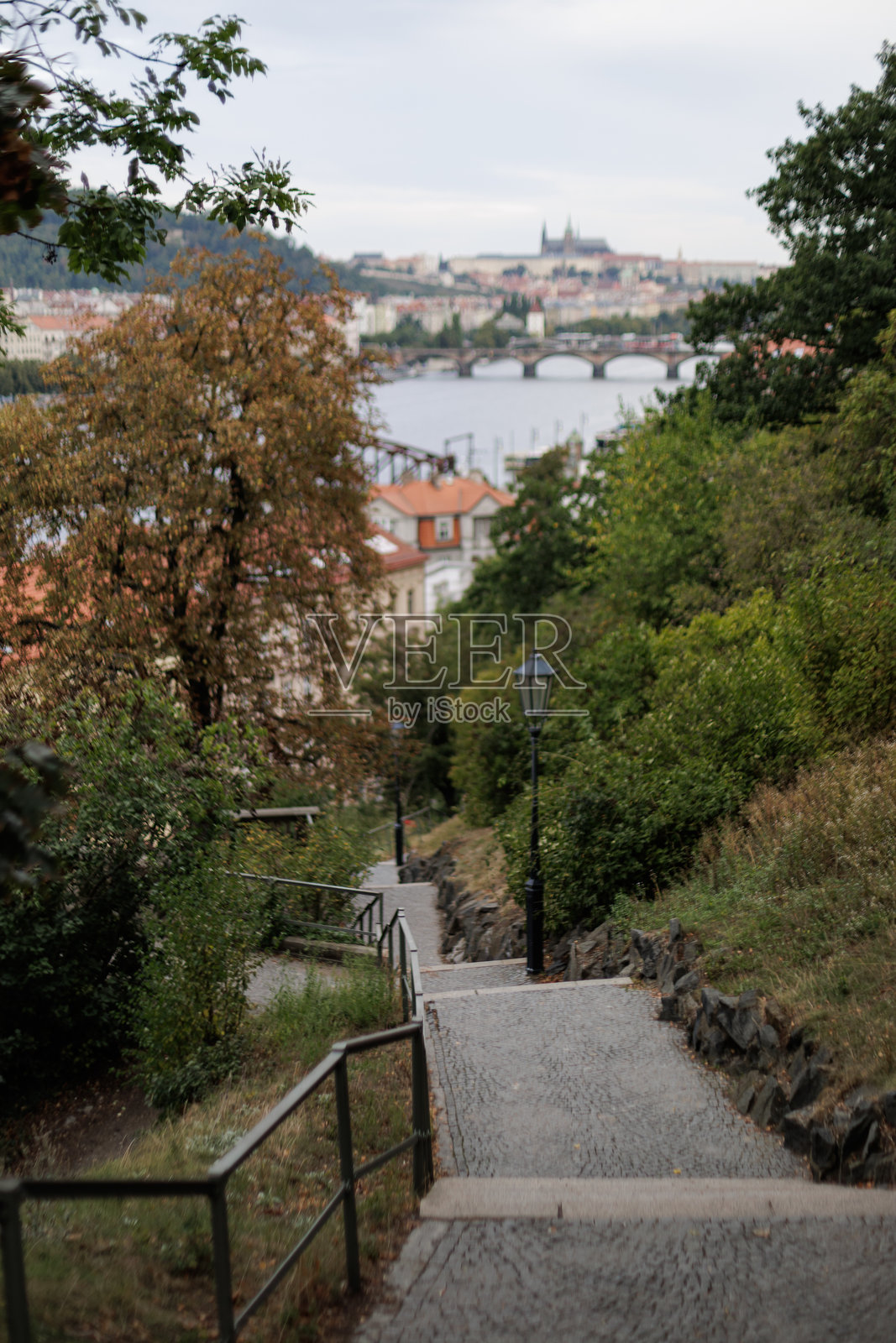 在俯瞰布拉格维谢赫拉德的郁郁葱葱的公园中，沿着鹅卵石小径漫步照片摄影图片