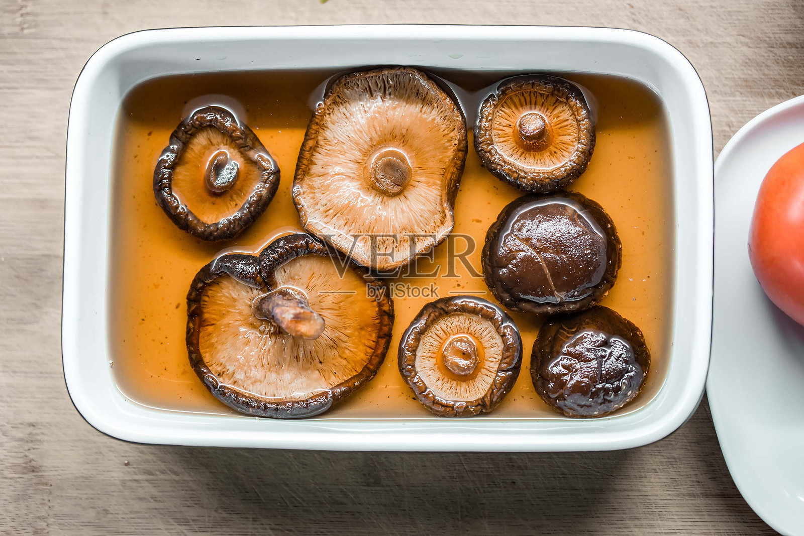 透明碗中的干蘑菇和水照片摄影图片