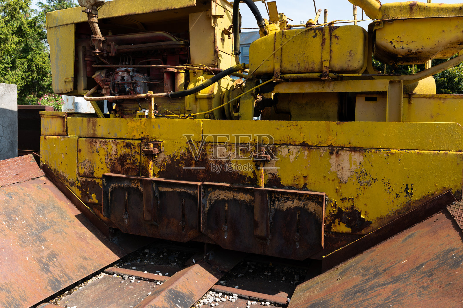 生锈的黄色工业机器，外部面板磨损严重照片摄影图片