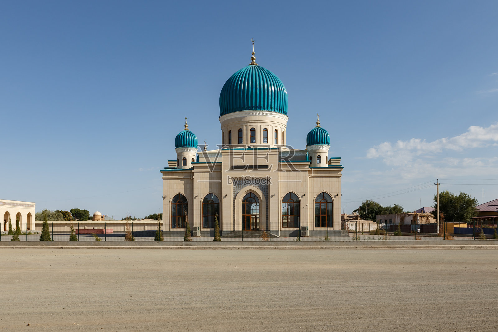 阿穆达里亚区基普恰克村广场上的清真寺。霍吉·艾尚·巴巴大清真寺。照片摄影图片