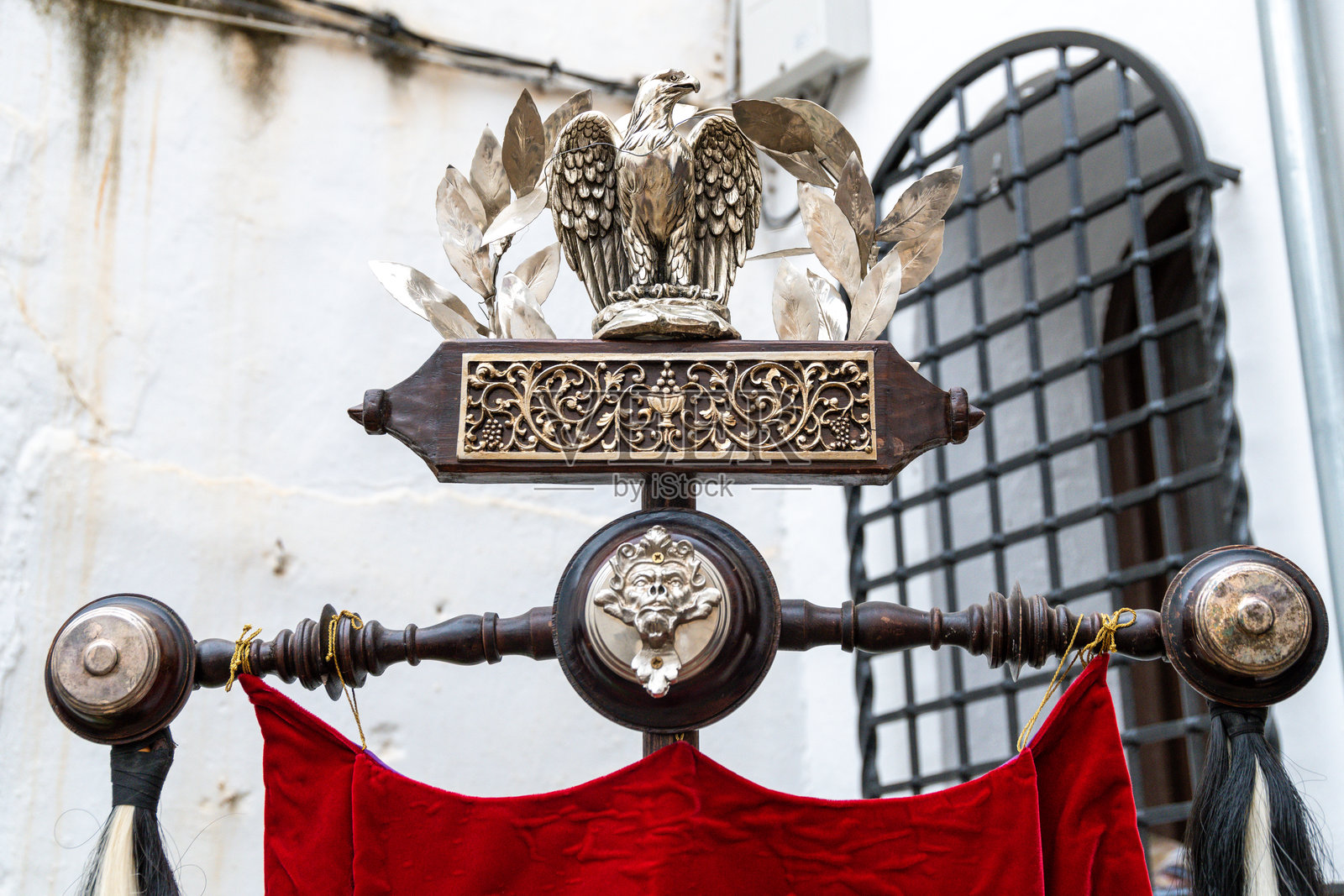 罗马标准与鹰在圣周复活节游行中。照片摄影图片