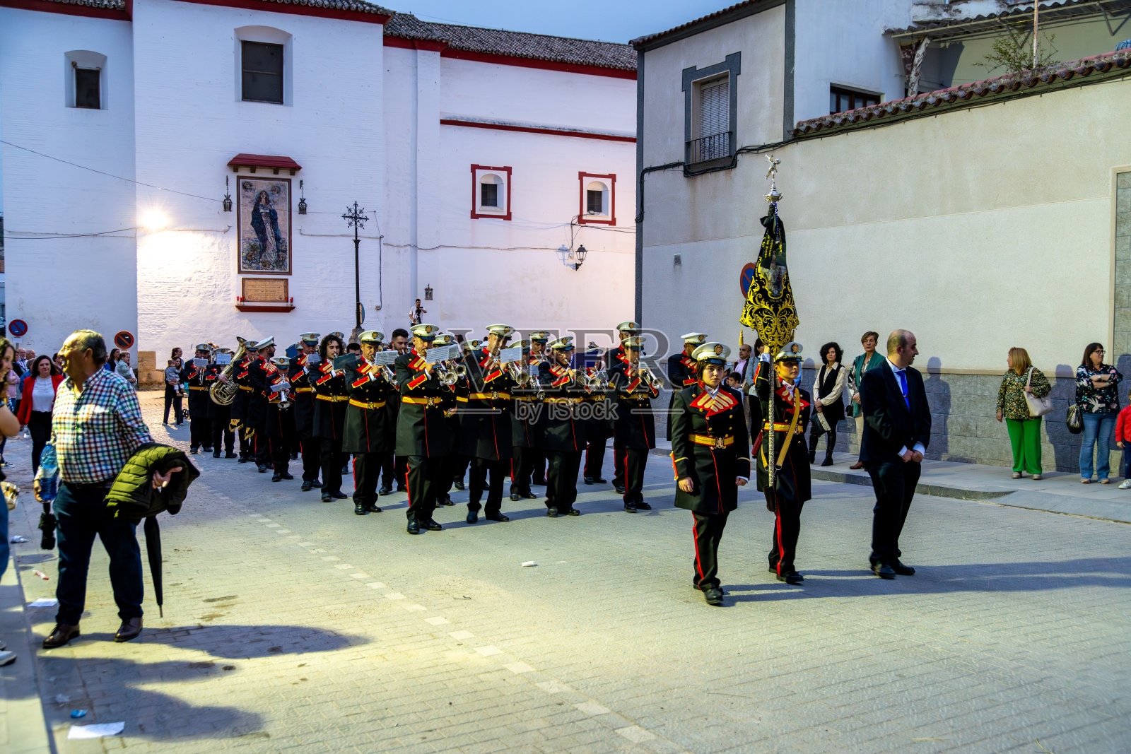 西班牙复活节游行中的进行曲乐队表演照片摄影图片