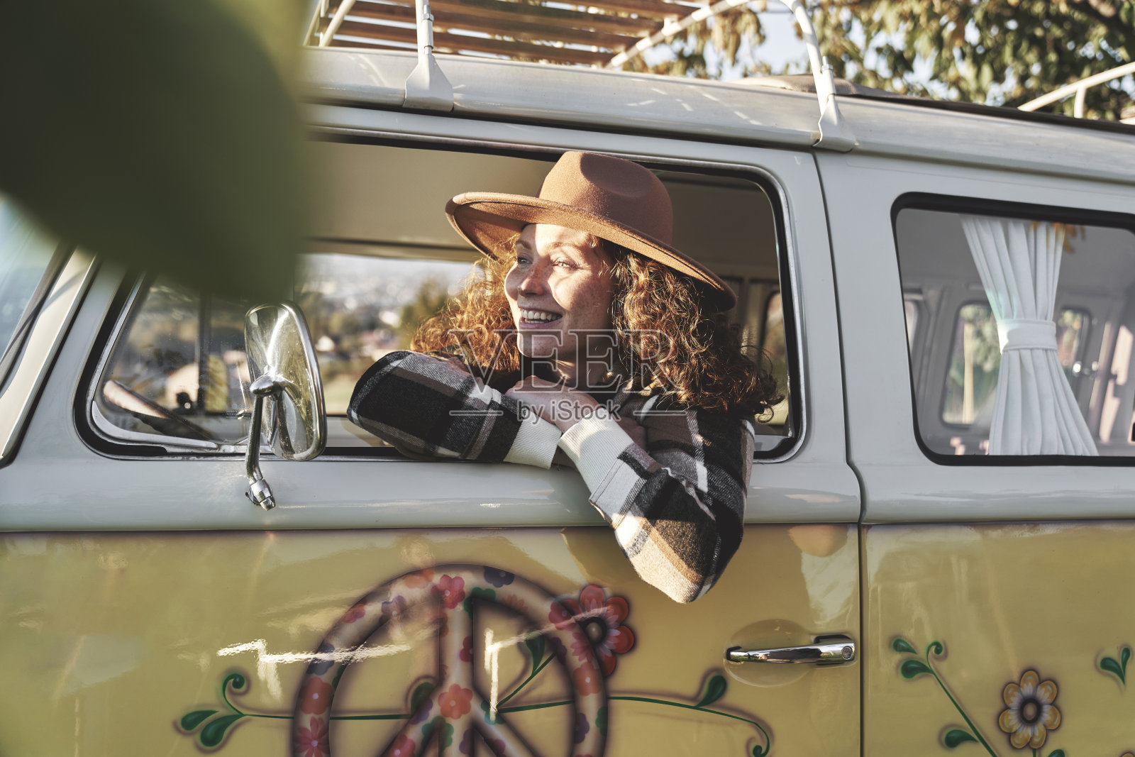 Woman Relaxing by Camper Van in the Afternoon Sun照片摄影图片