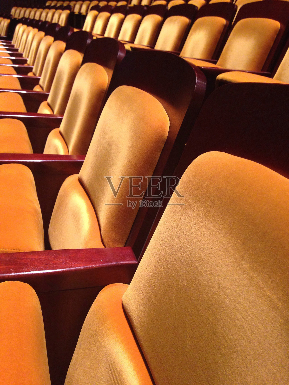 礼堂内空椅子的全景拍摄照片摄影图片