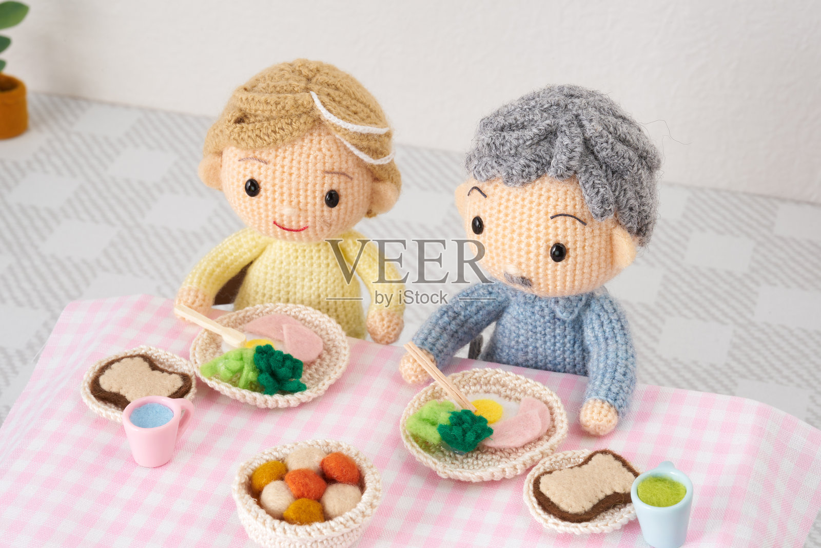 可爱的小型毛线玩偶在白色背景上。日本家庭的餐厅图片。照片摄影图片