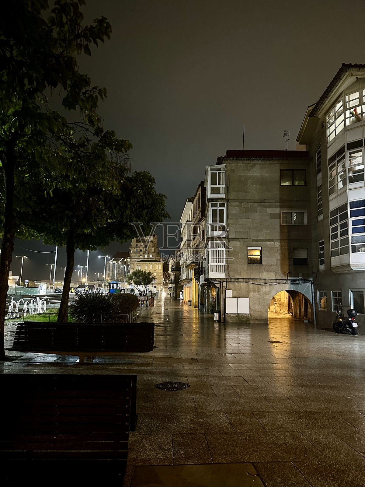 黄昏时分的维戈街道。照片摄影图片