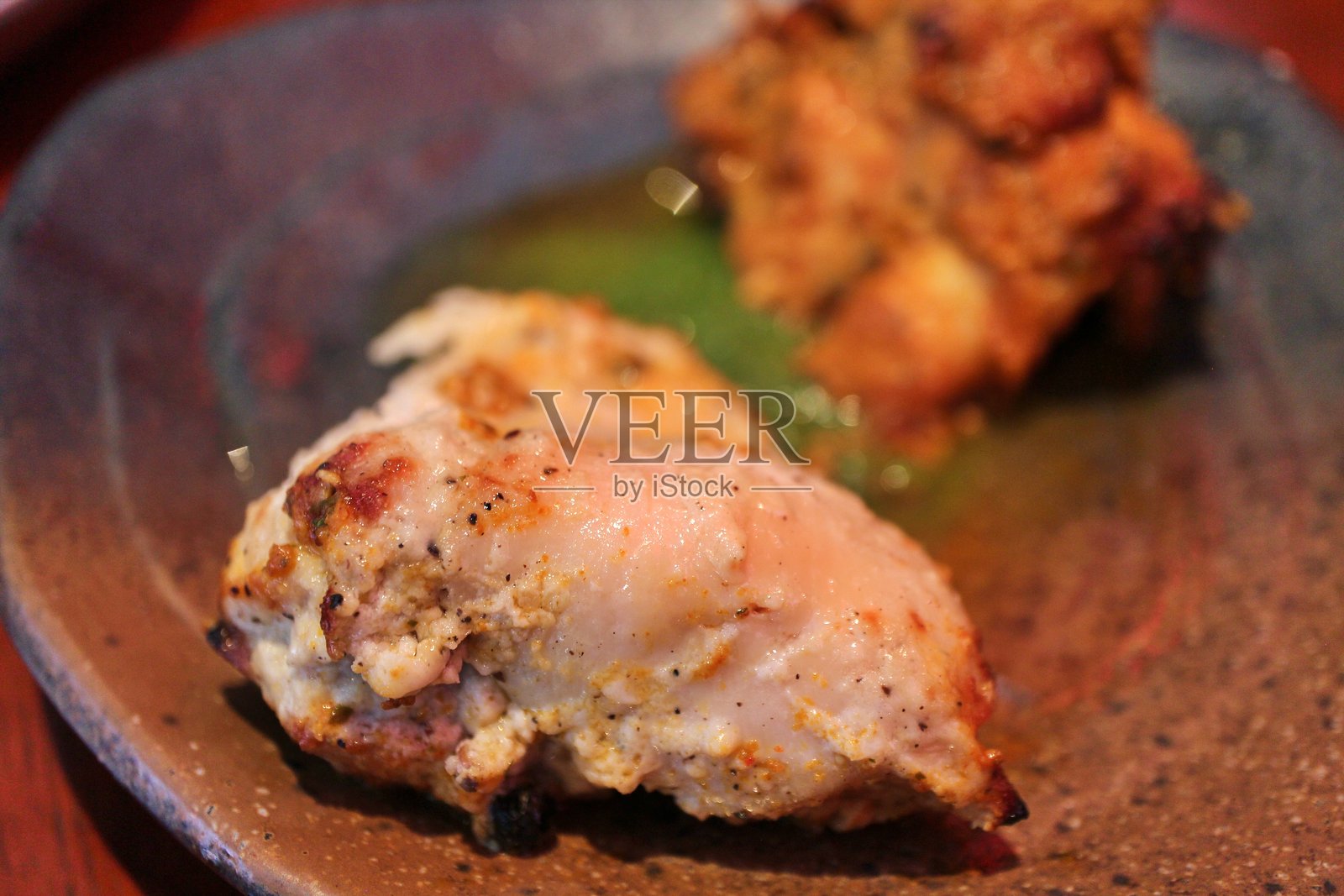 印度菜：坦杜里鸡（香料腌制和烤制的鸡肉）照片摄影图片