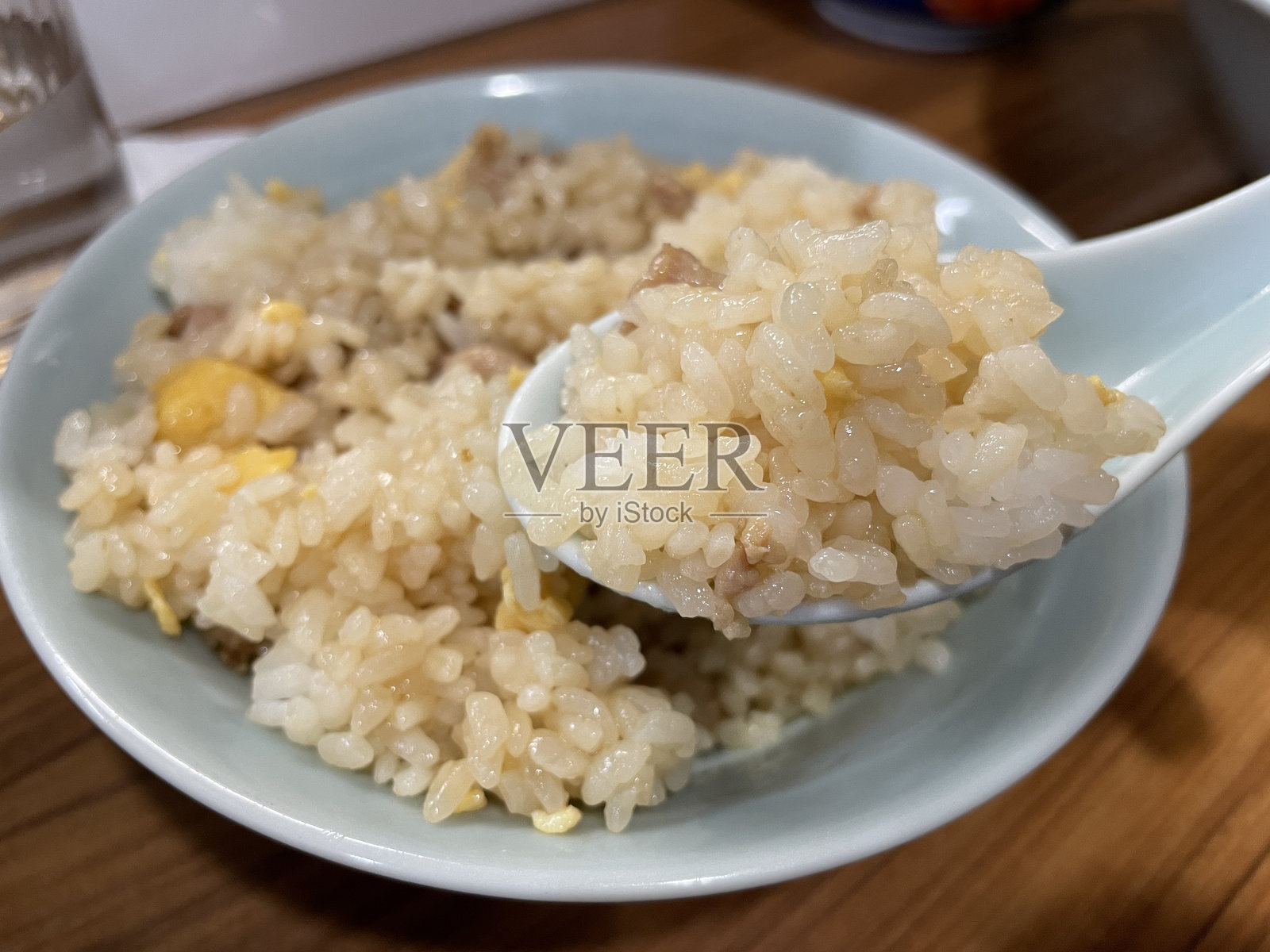 米饭混合剁碎的鸡肉和鸡蛋照片摄影图片