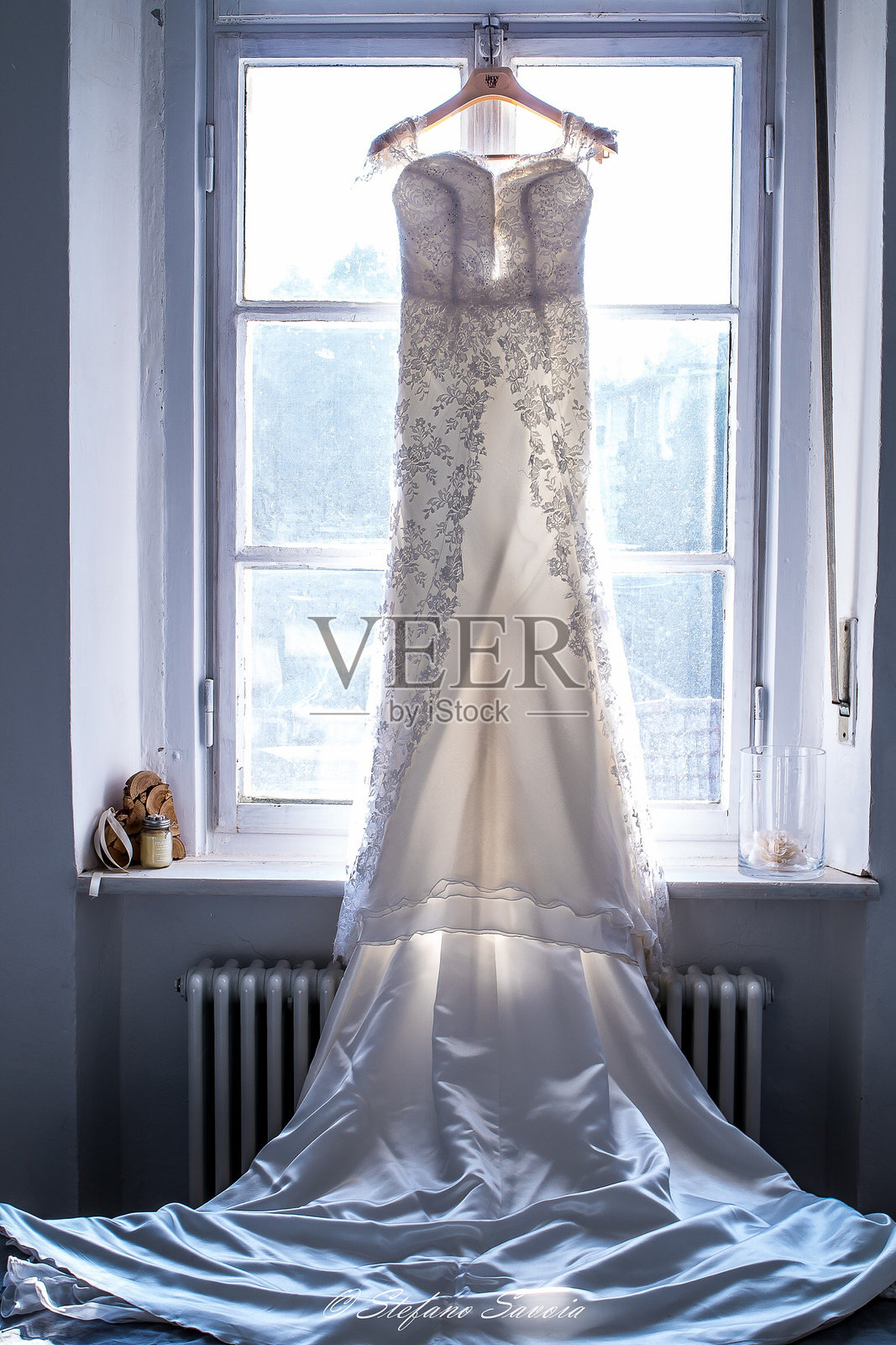 窗边挂着的白色连衣裙照片摄影图片