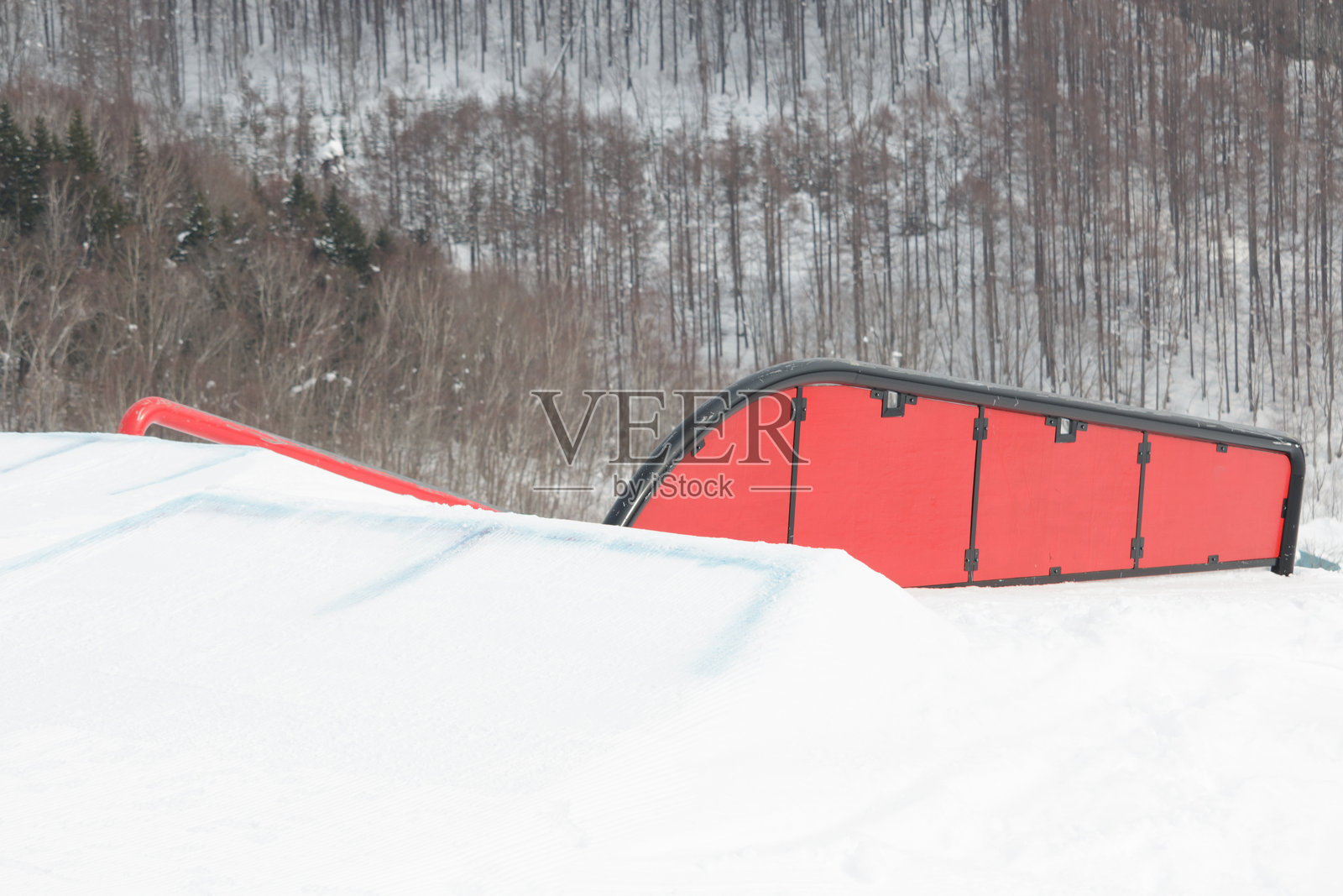 冬季红色雪地公园的滑雪道杆照片摄影图片