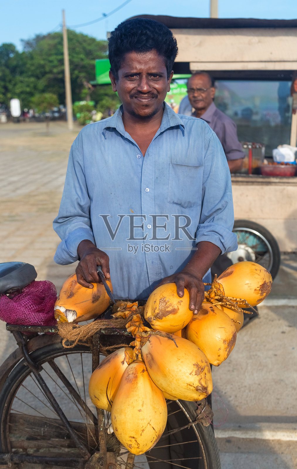 当地男子骑自行车卖水果照片摄影图片