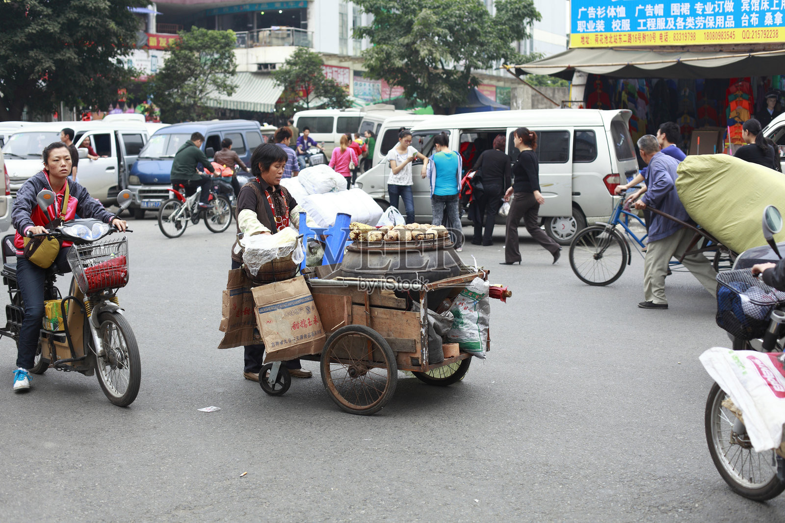 小商贩在出售烤土豆照片摄影图片