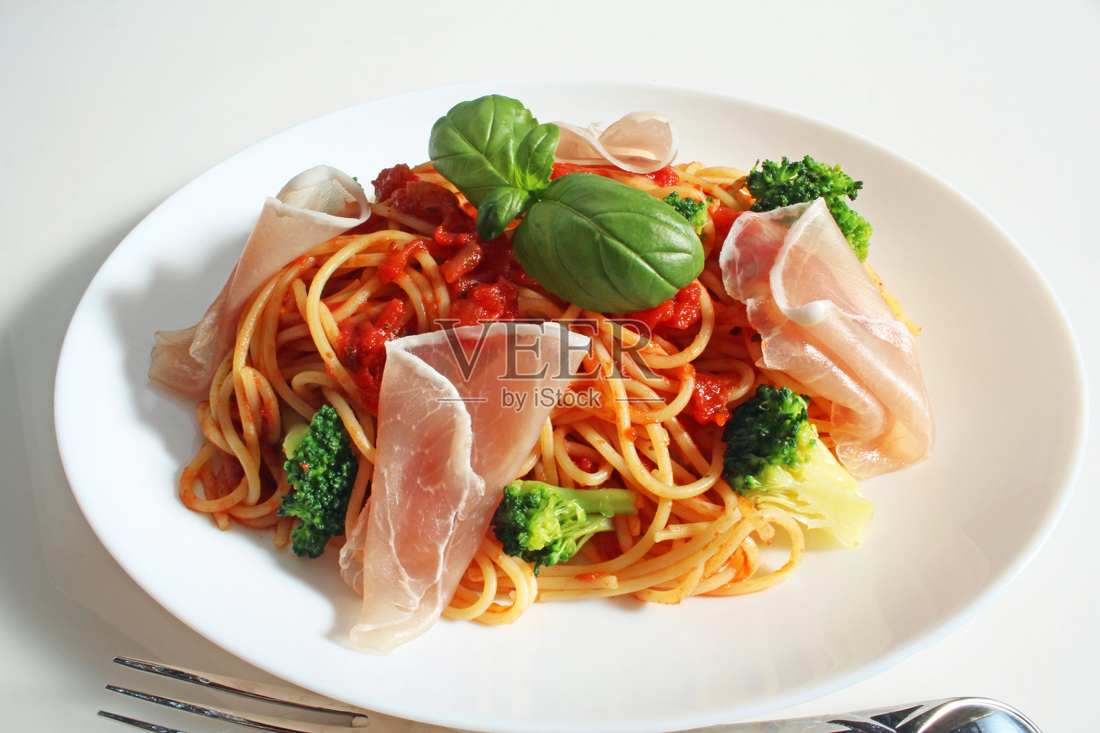 番茄酱意大利面配火腿照片摄影图片