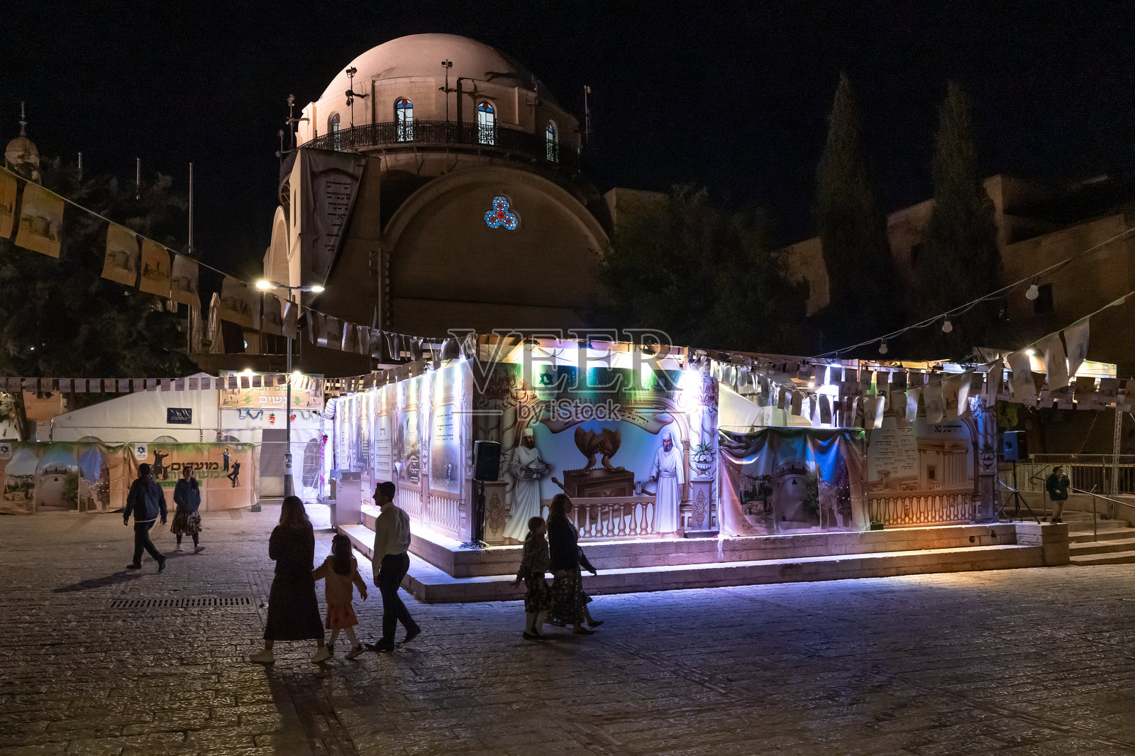 傍晚耶路撒冷老城犹太区主广场上的棚屋照片摄影图片