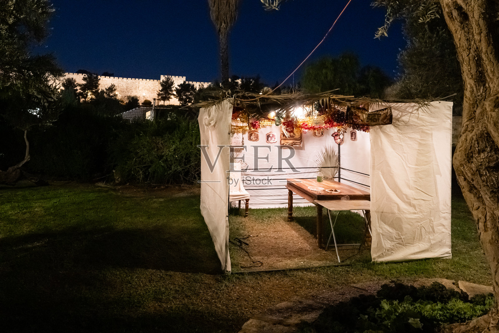 耶路撒冷老城墙前米什肯诺特·沙阿纳尼姆社区的节日棚屋照片摄影图片