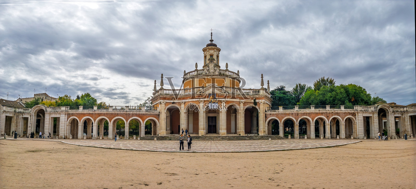 西班牙马德里阿兰胡埃斯的圣安东尼奥·德·帕杜瓦教堂全景。照片摄影图片