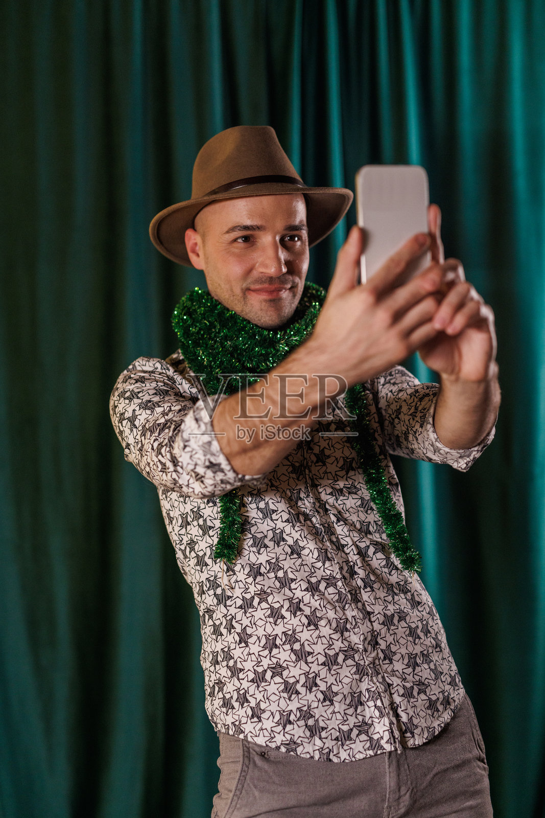 快乐的男人与绿色亮片自拍照片摄影图片