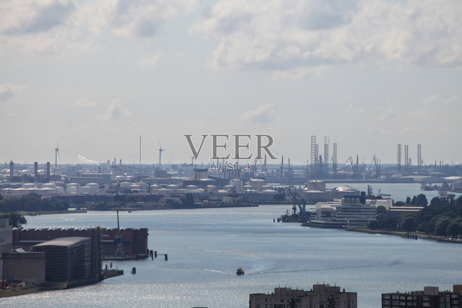 荷兰鹿特丹的工业区和能源发电厂照片摄影图片