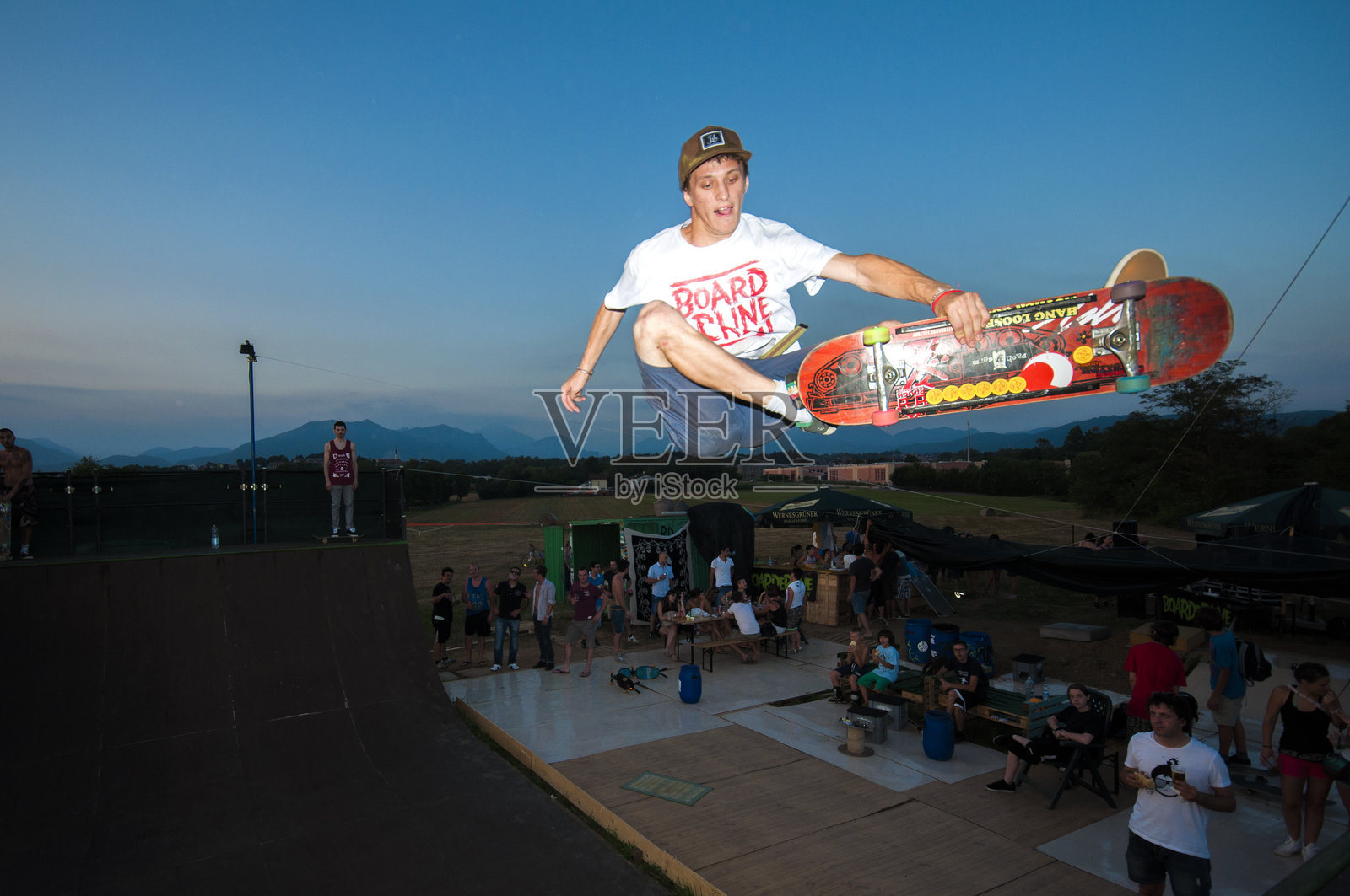 年轻的滑板少年在坡道上照片摄影图片