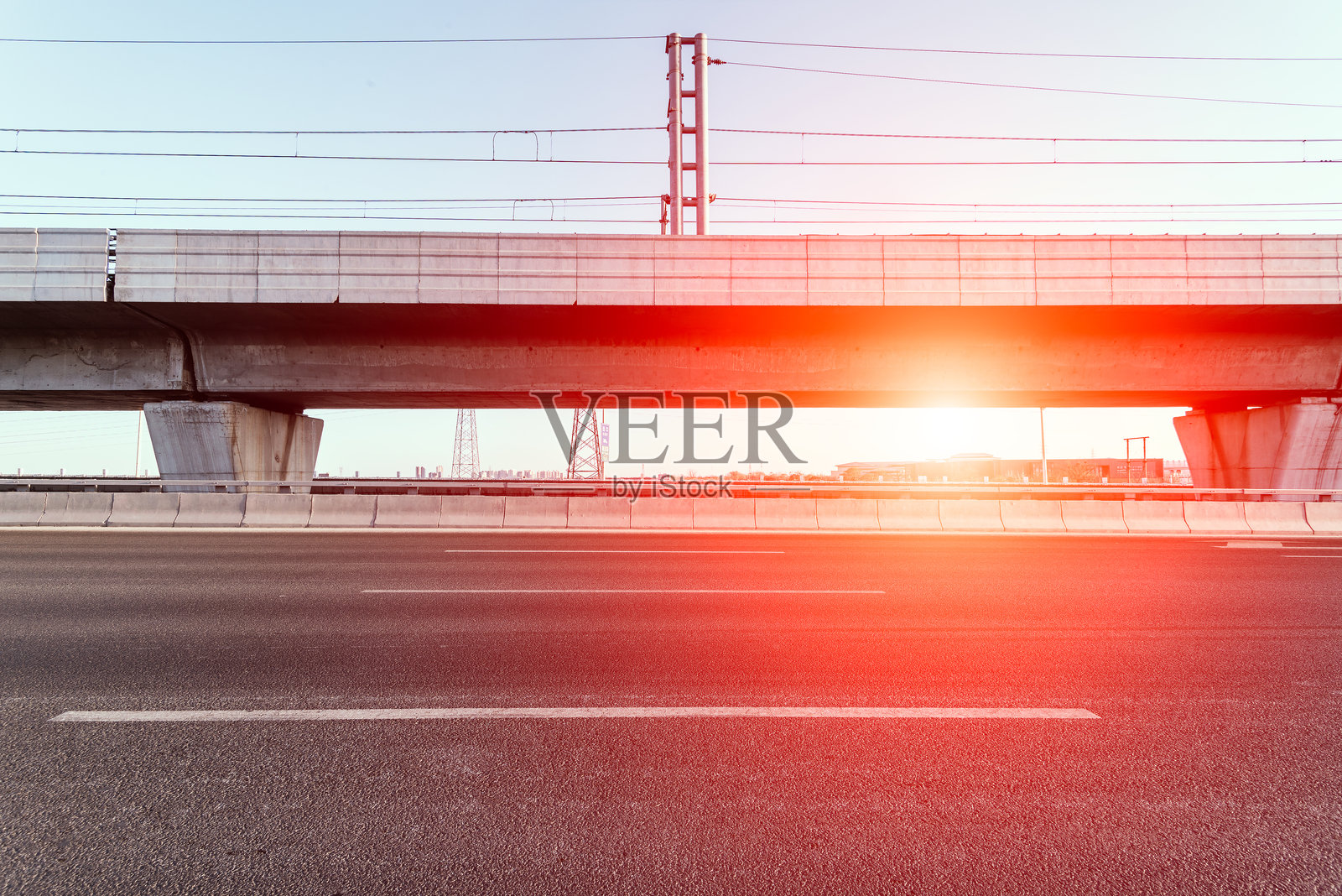 新铺的沥青道路与天空照片摄影图片