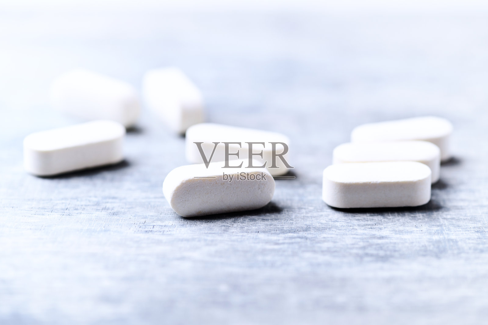 氨基酸片。健美营养。明亮背景下的健身补剂。柔焦效果。留白空间。照片摄影图片