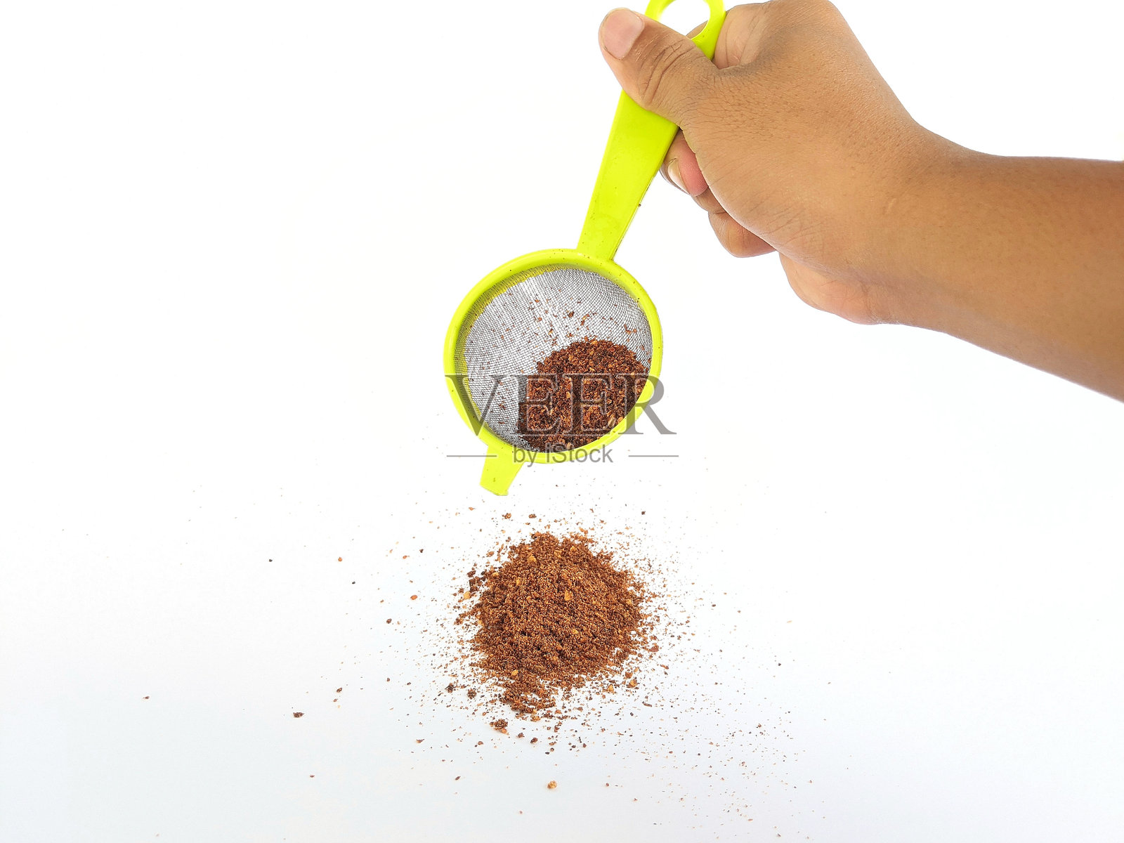 手工筛选辣椒粉照片摄影图片