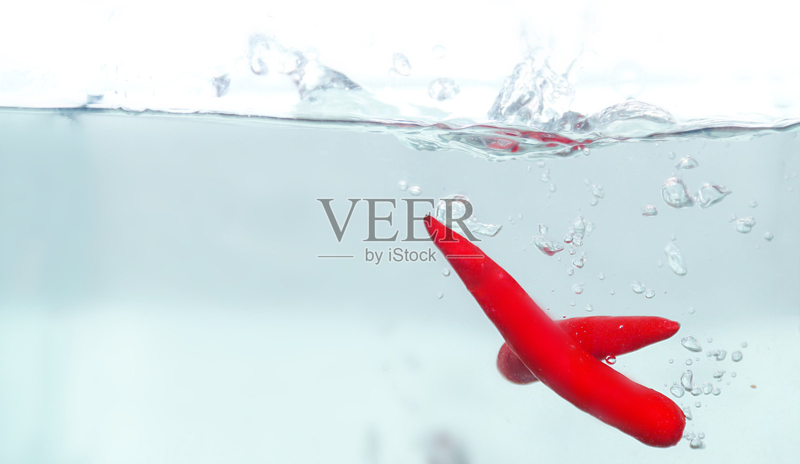 水下红辣椒与气泡，抽象概念代表新鲜、香料和烹饪艺术照片摄影图片