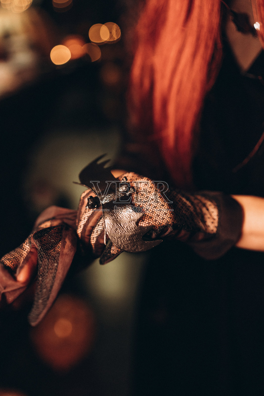 特写的万圣节手套，带有蝙蝠装饰，灯光效果戏剧化照片摄影图片