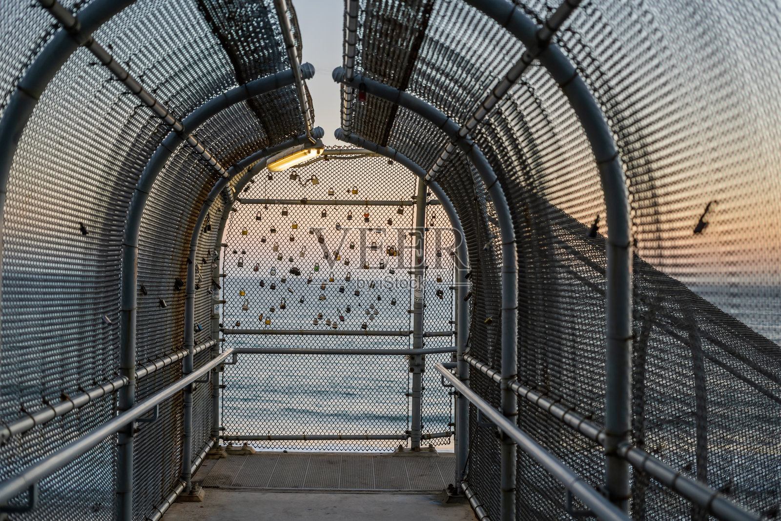 安全笼桥周围的围栏跳跃防护照片摄影图片