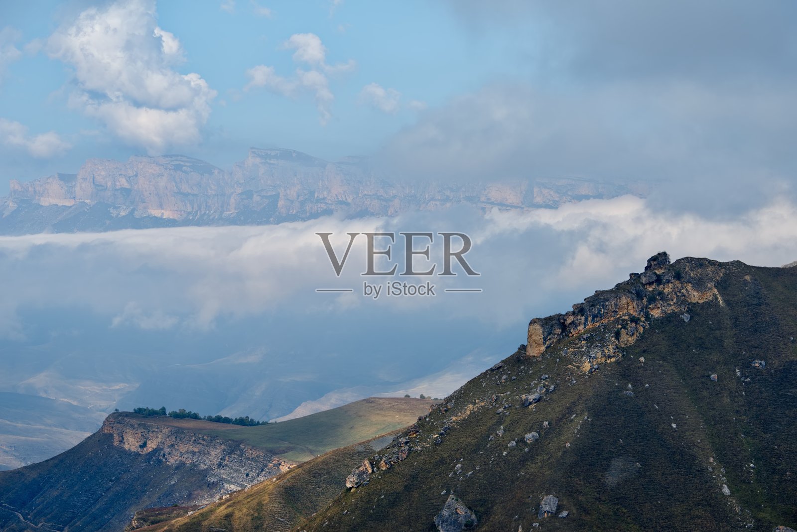 早晨雾中的高加索山脉照片摄影图片